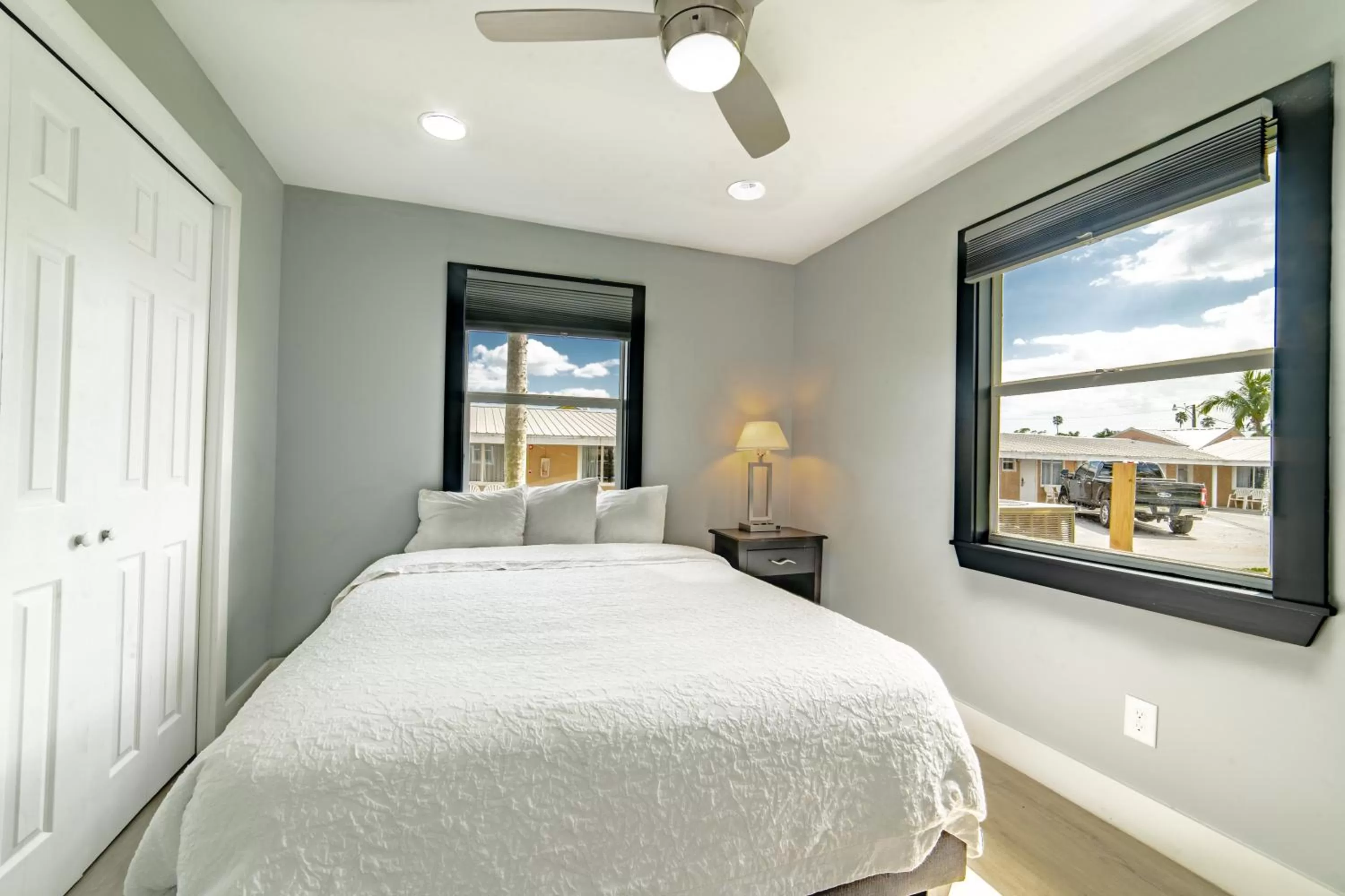 Bedroom, Bed in Everglades City Motel - Everglades Adventures Inn