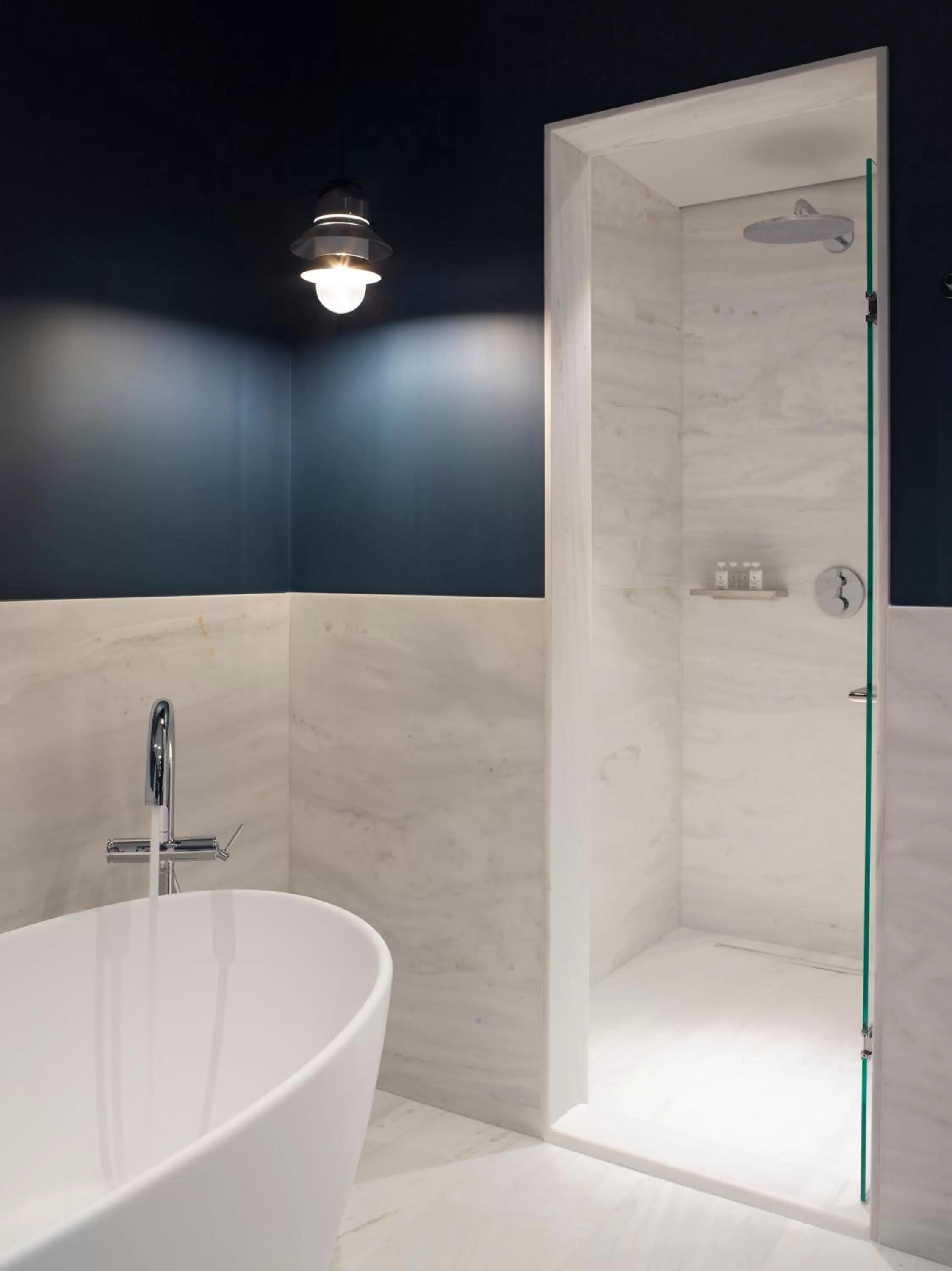 Bath in xenodocheio Milos