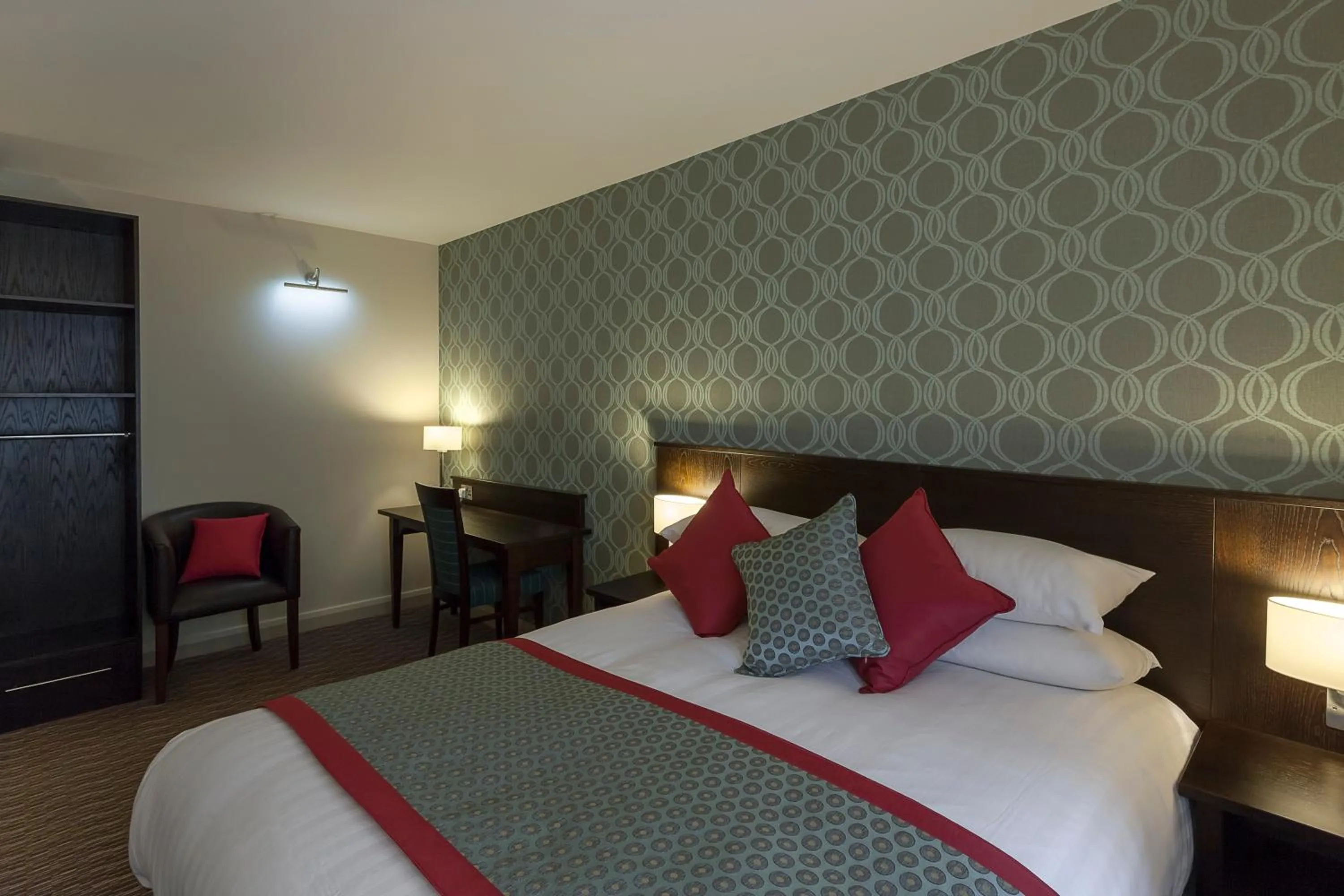 Bed in Best Western Plus Pinewood Manchester Airport-Wilmslow Hotel