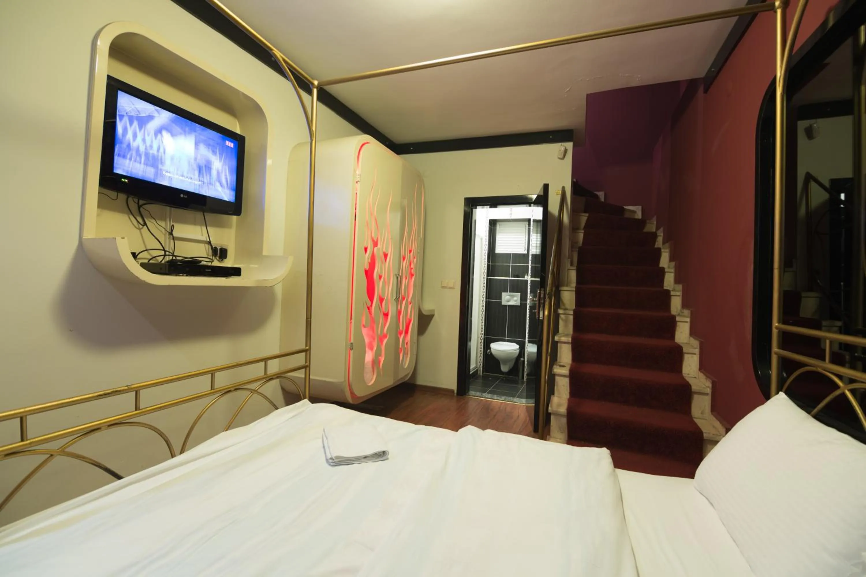 Photo of the whole room, Bed in Element Suites