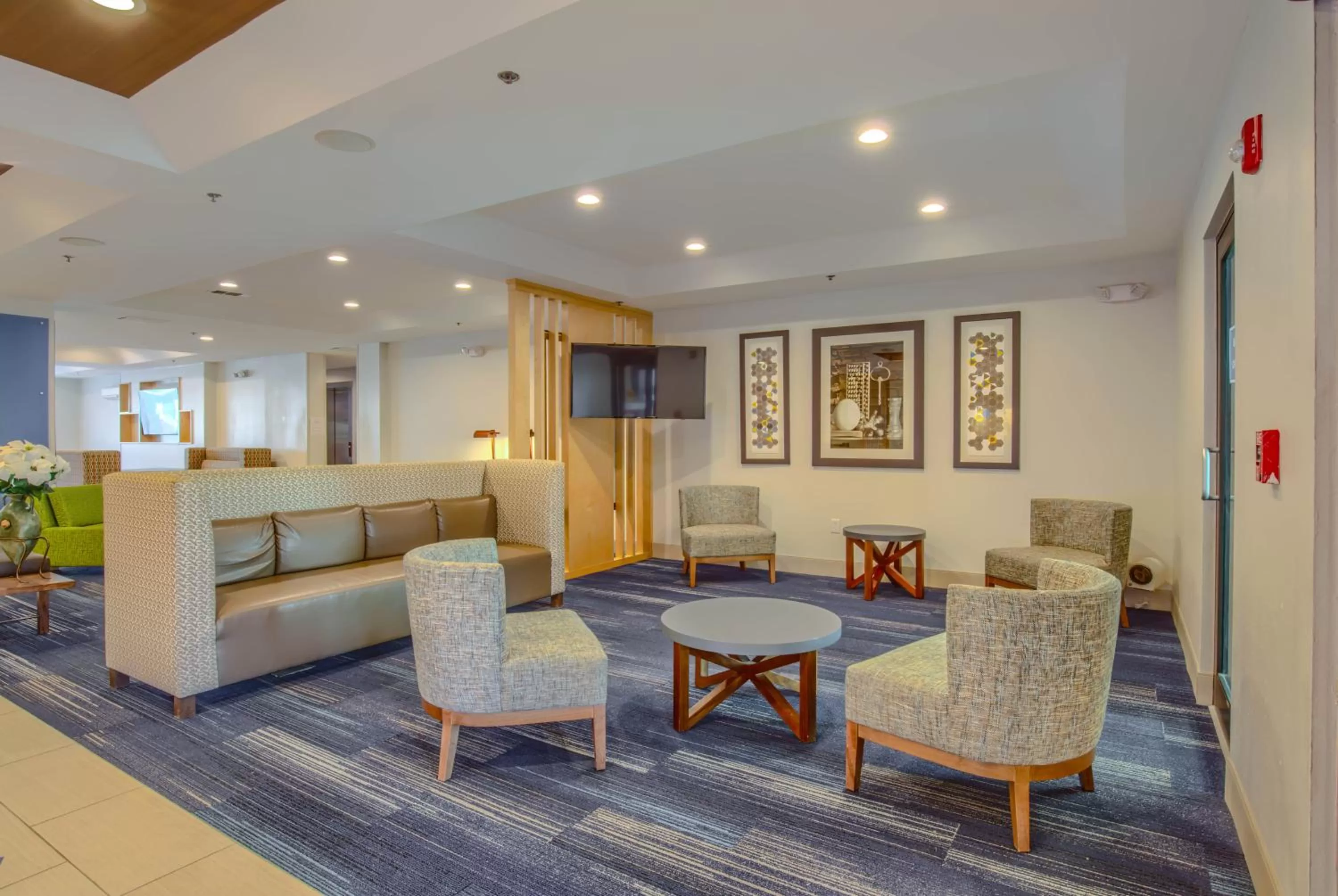 Seating area in Holiday Inn Express Hotel & Suites Gulf Shores by IHG