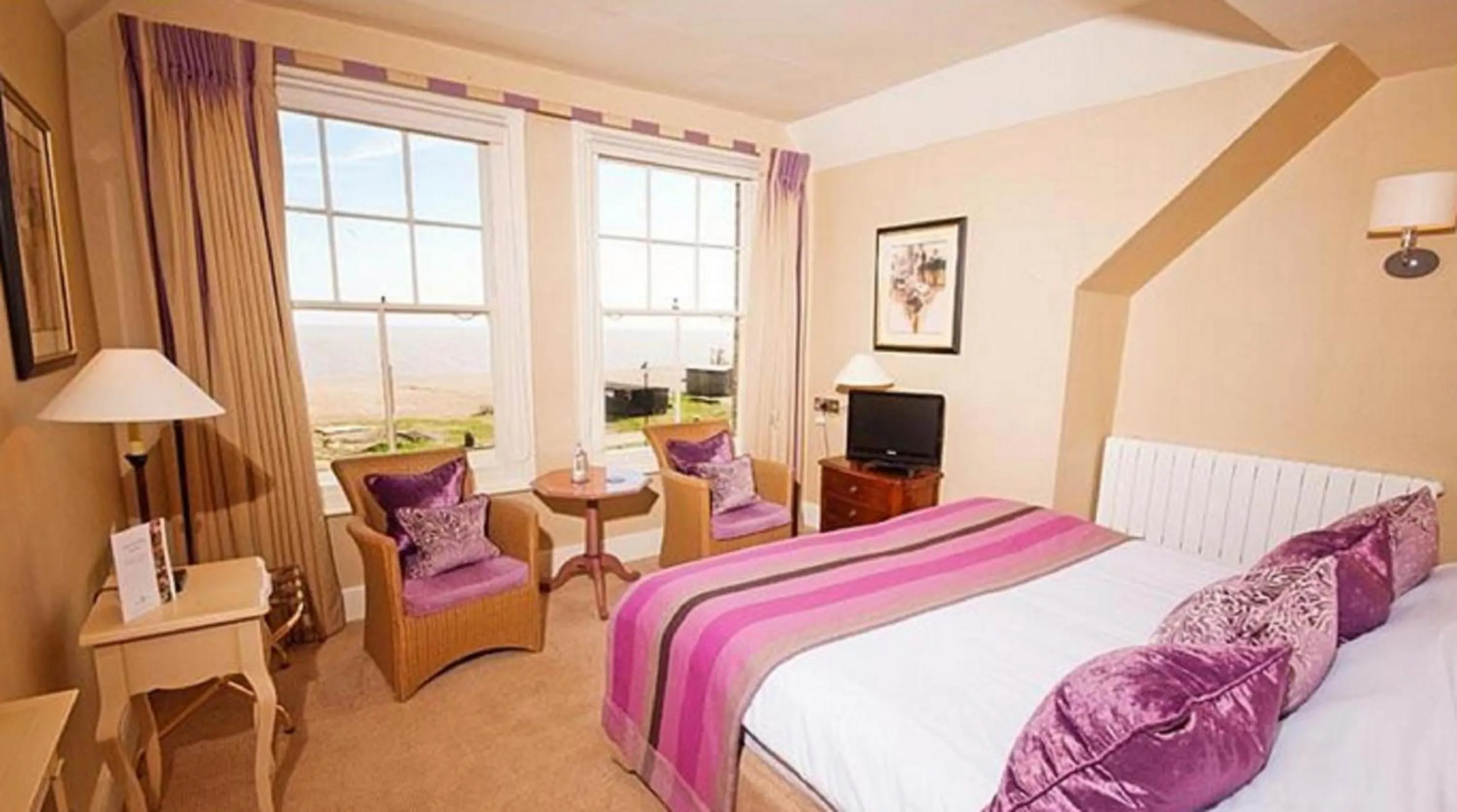 Bedroom, Bed in Wentworth Hotel