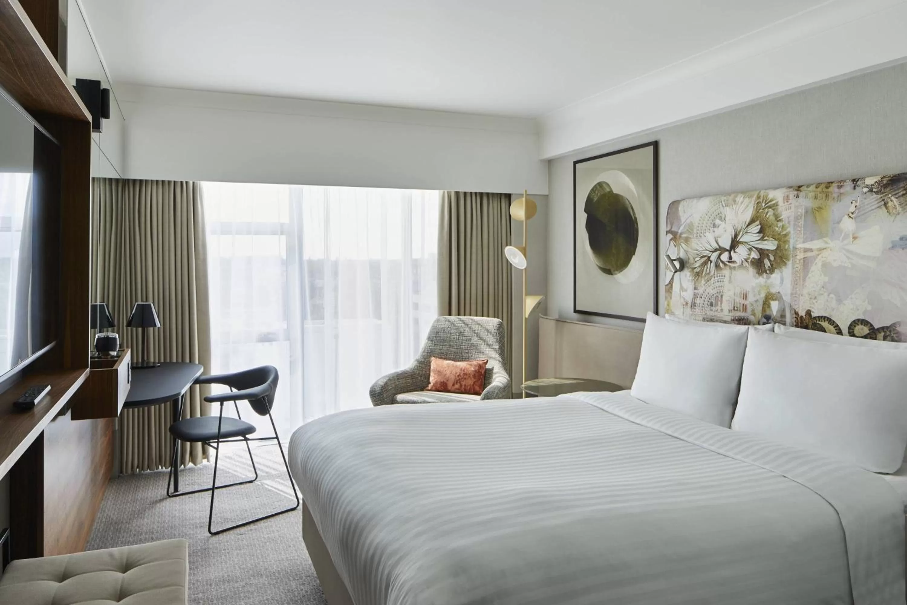 Photo of the whole room, Bed in London Marriott Hotel Kensington