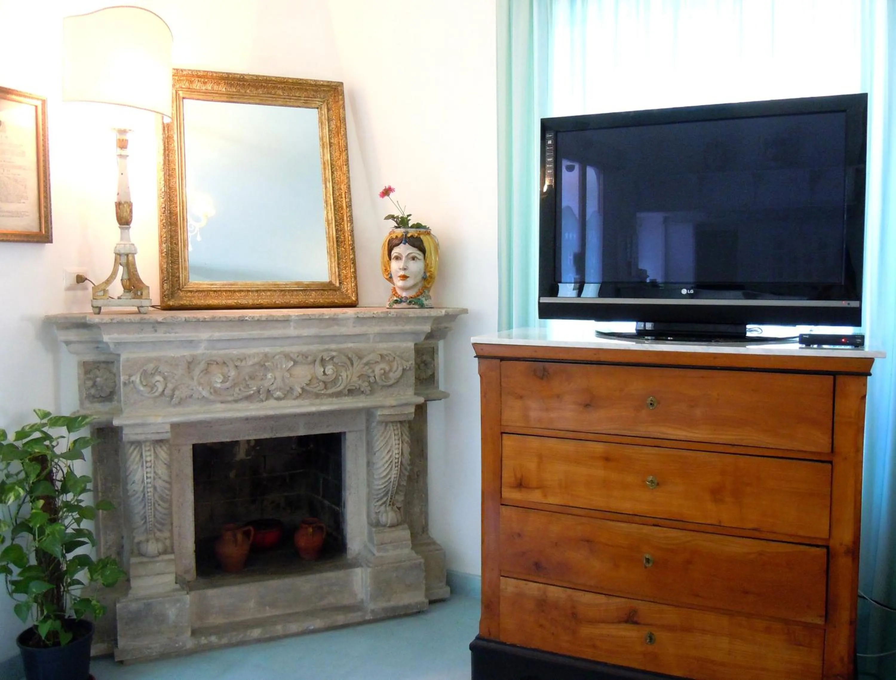 Communal lounge/ TV room in Hotel Villa Nefele