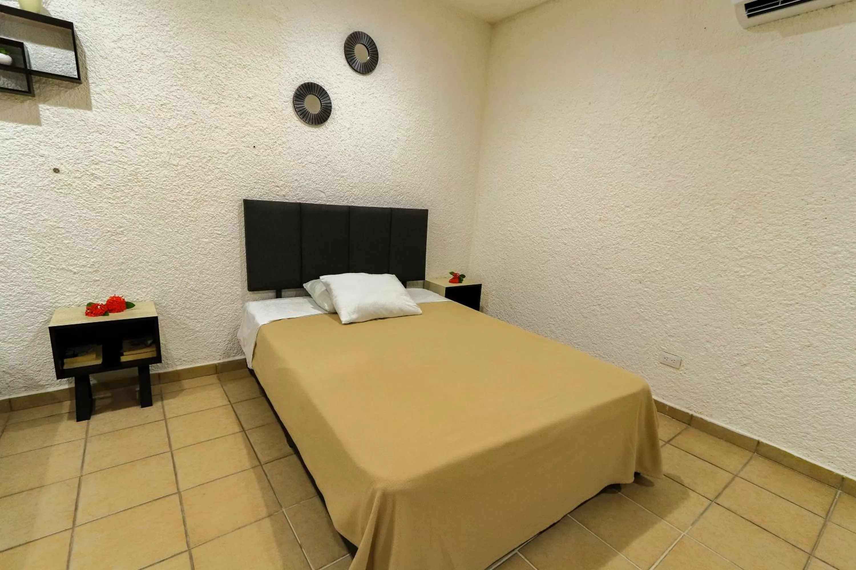 Caribbean Room shared bathroom up to 3 people in Hotel Bosque Caribe, 5th Av. zone