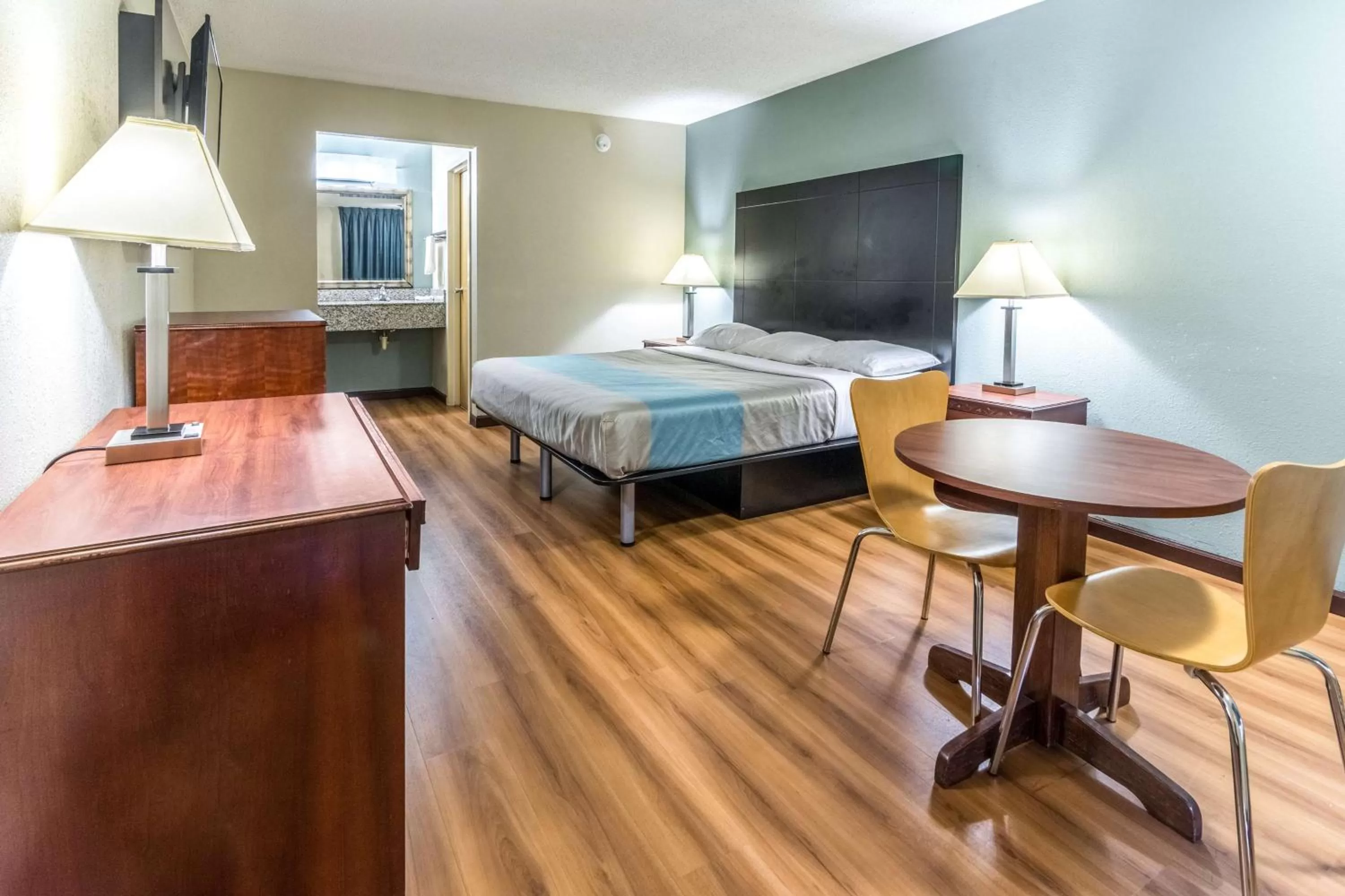 Bedroom, Bed in Motel 6-Kenly, NC