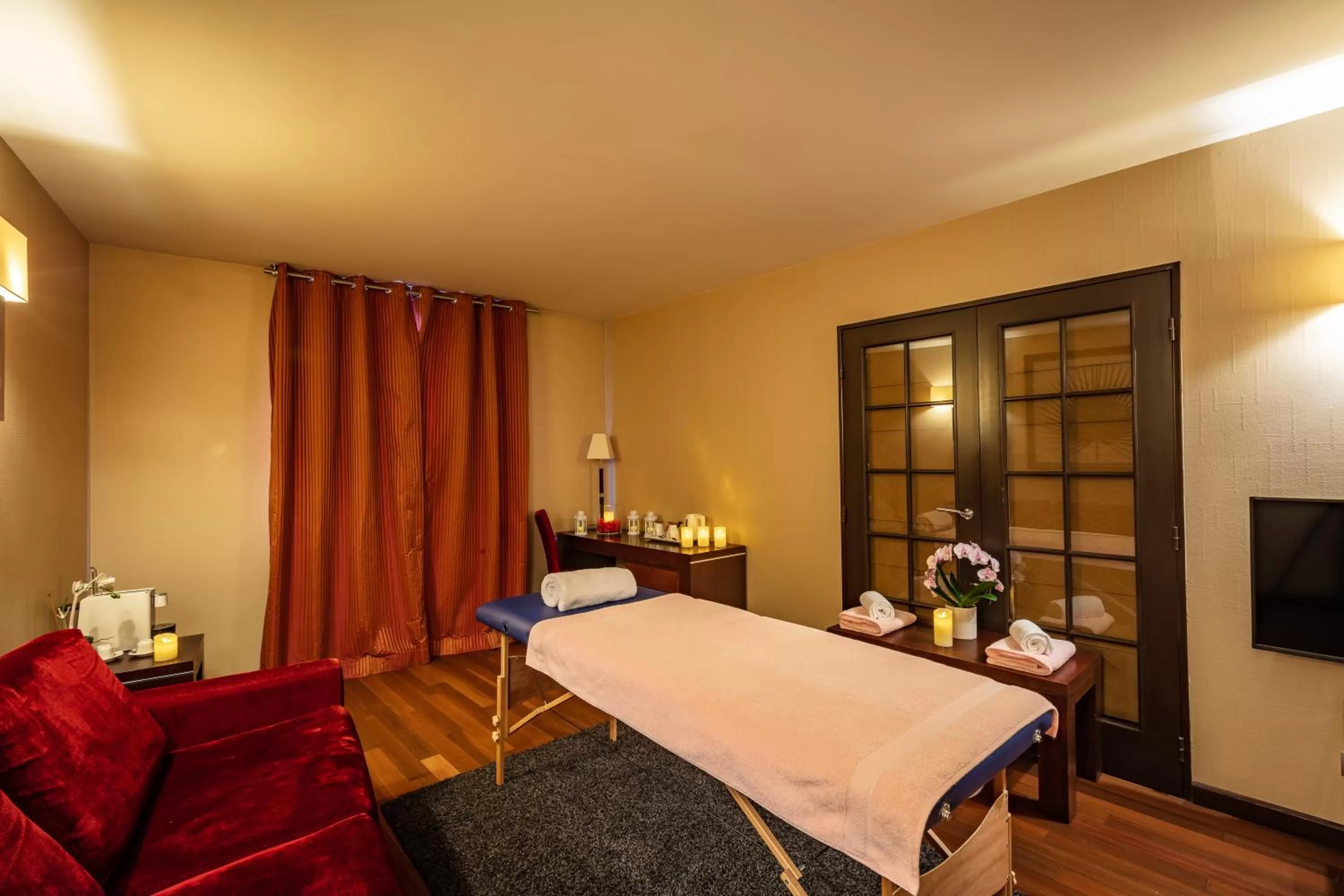 Massage, Bed in Hotel de Berny