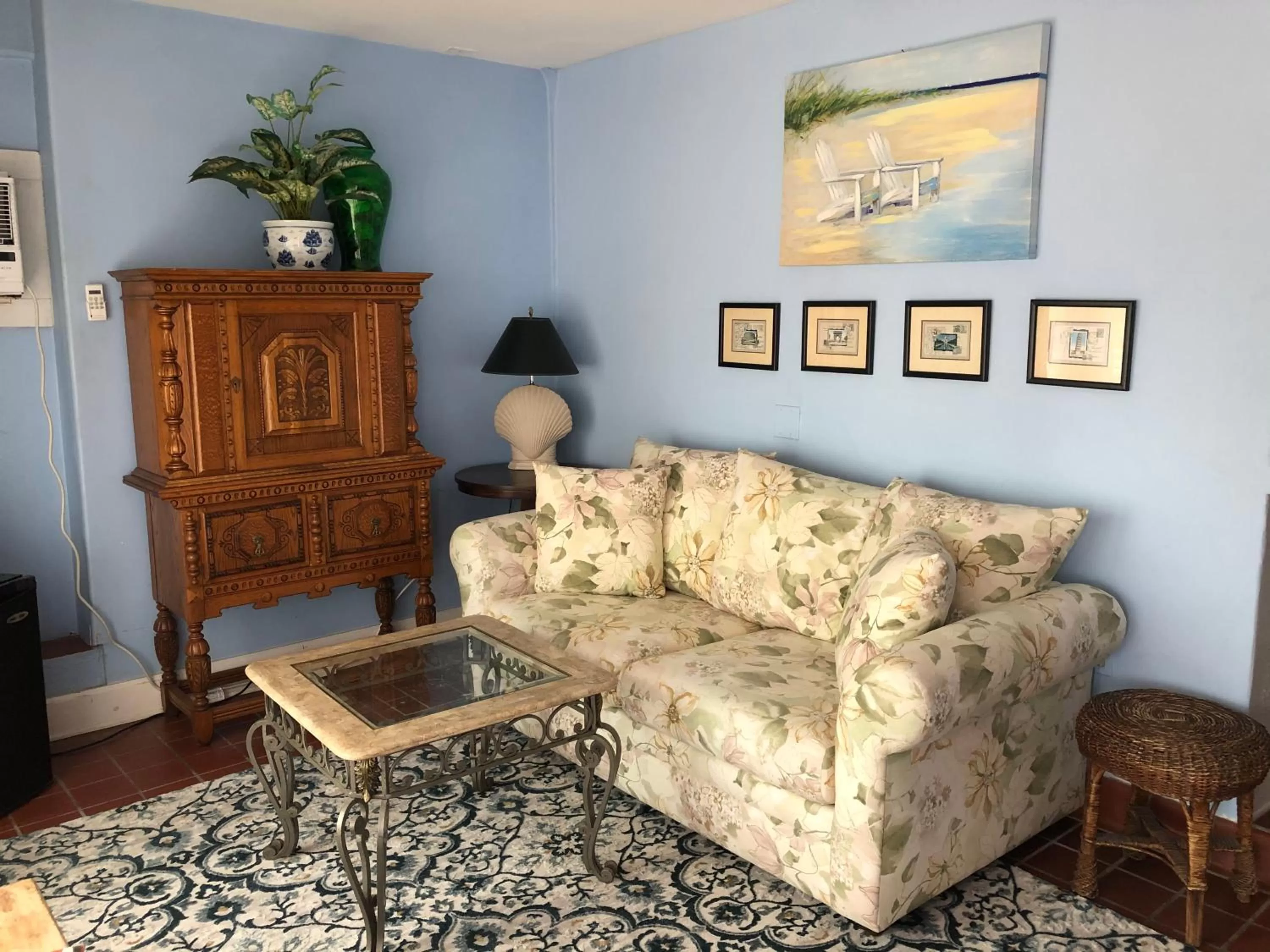 Seating area in Sea Breeze Manor Inn