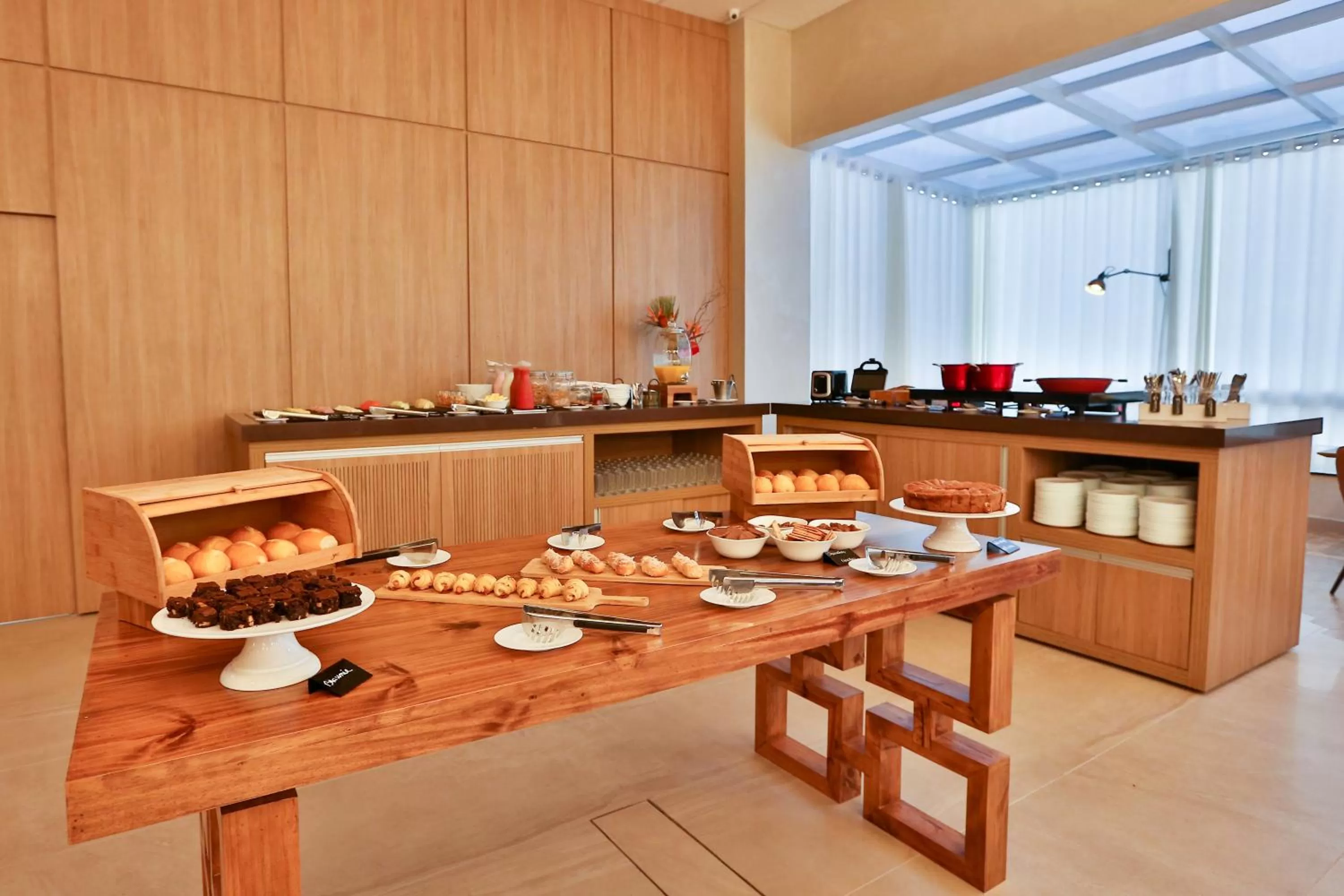 Buffet breakfast in Executive Inn Fernandopolis