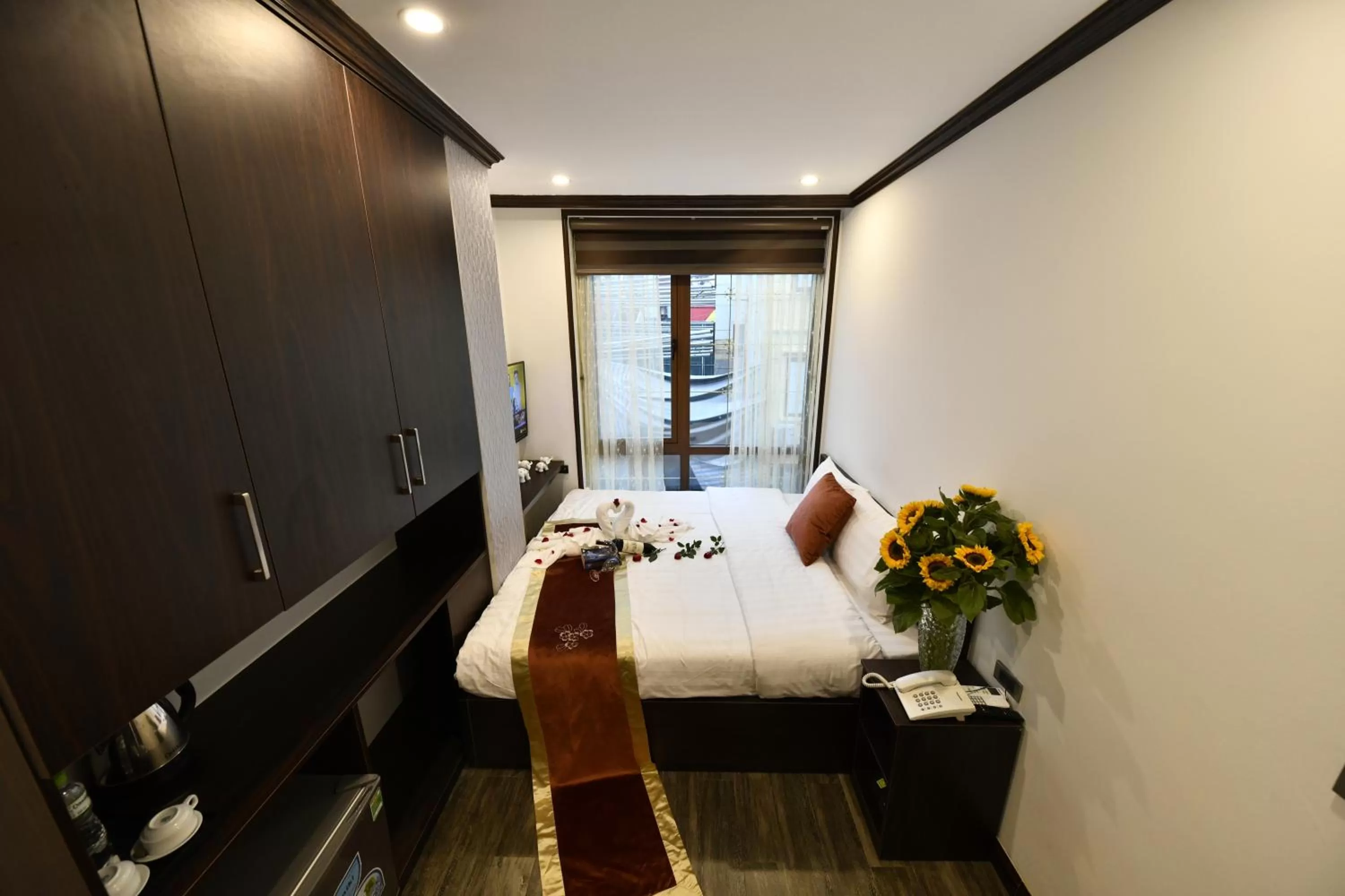 Photo of the whole room, Bed in Kingdom Hotel Hanoi