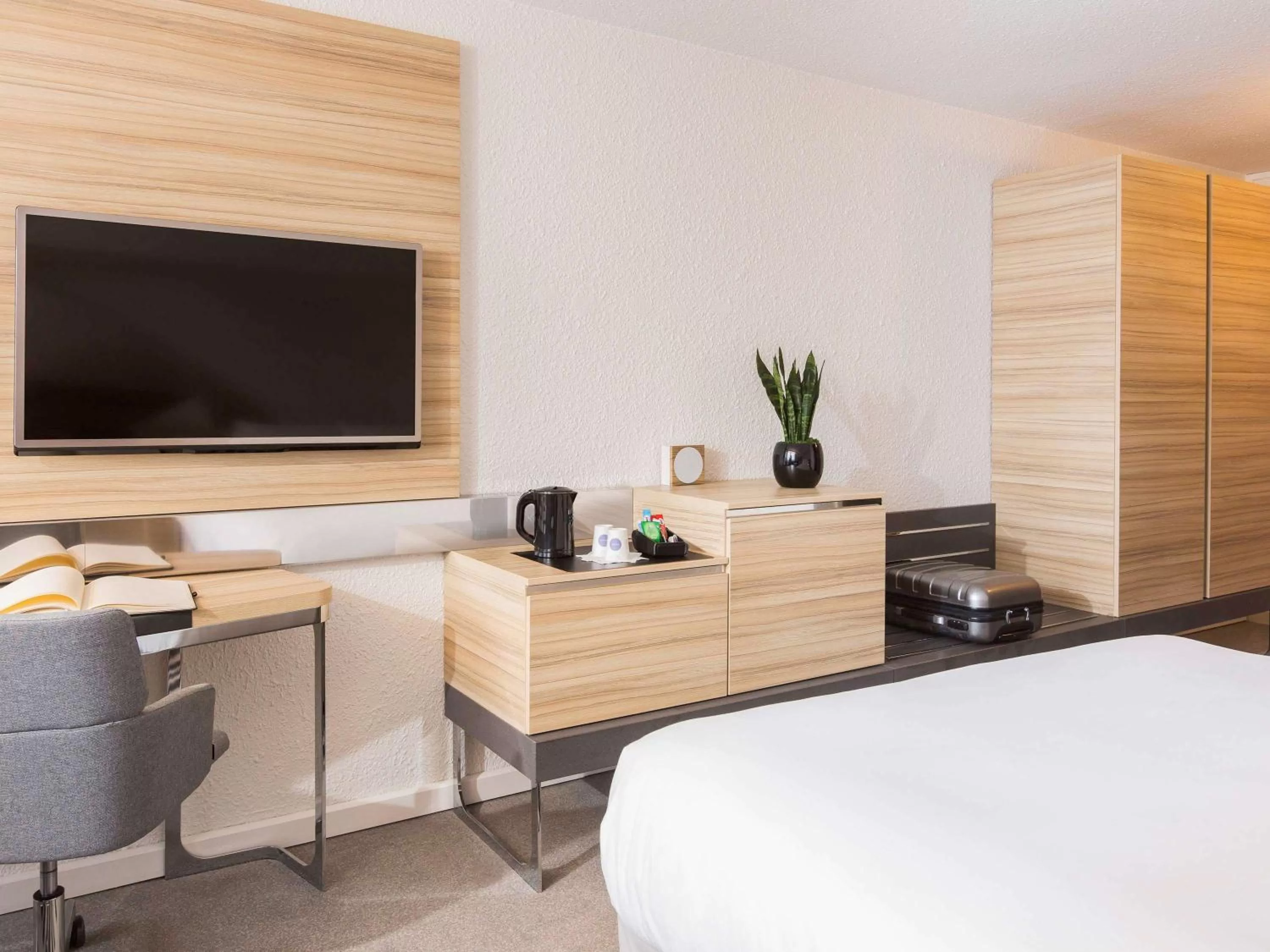 Executive Room with 1 Queen Bed and Sofa in Novotel Strasbourg Centre Halles