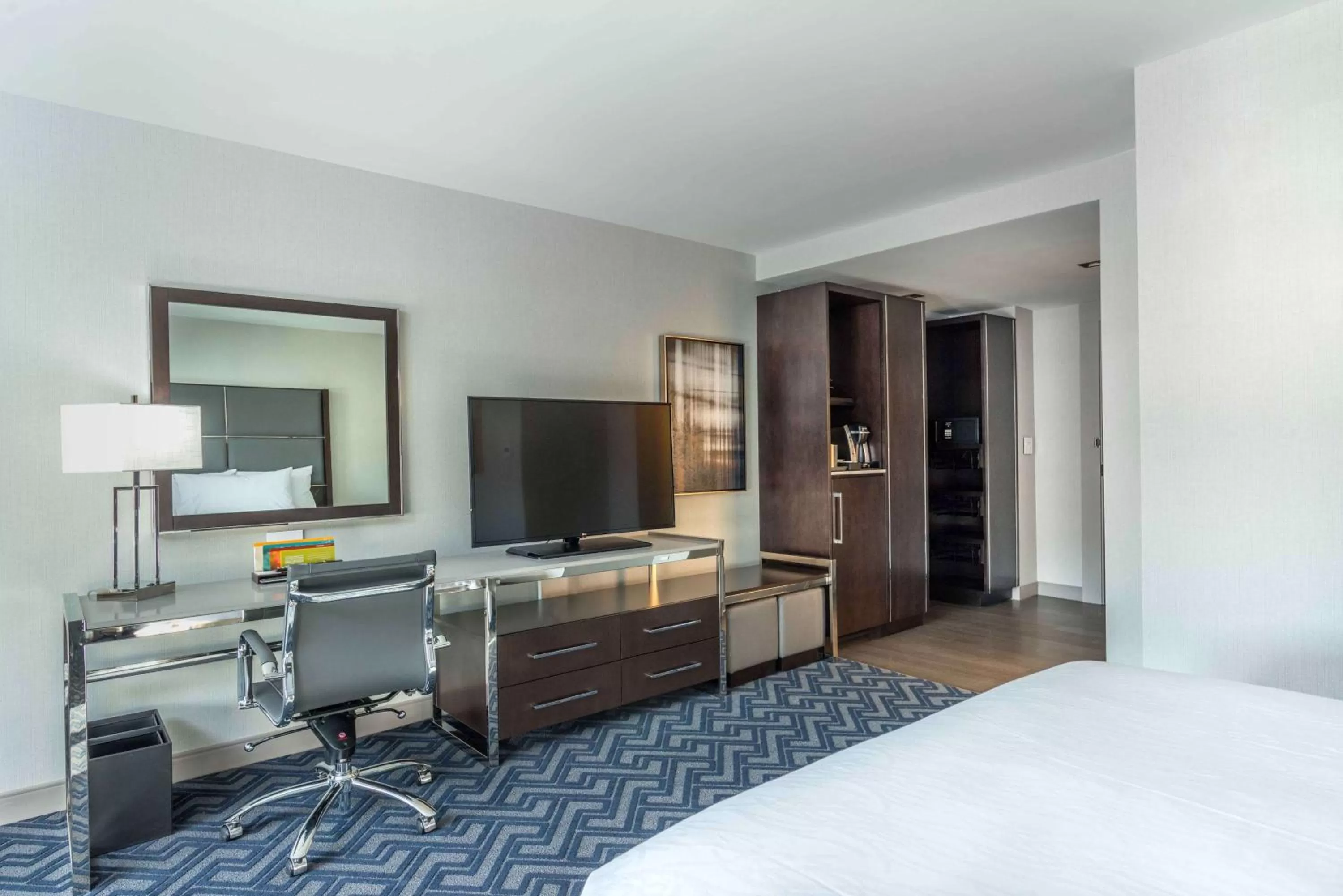 Kitchen or kitchenette, Bed in Hilton Garden Inn Foxborough Patriot Place