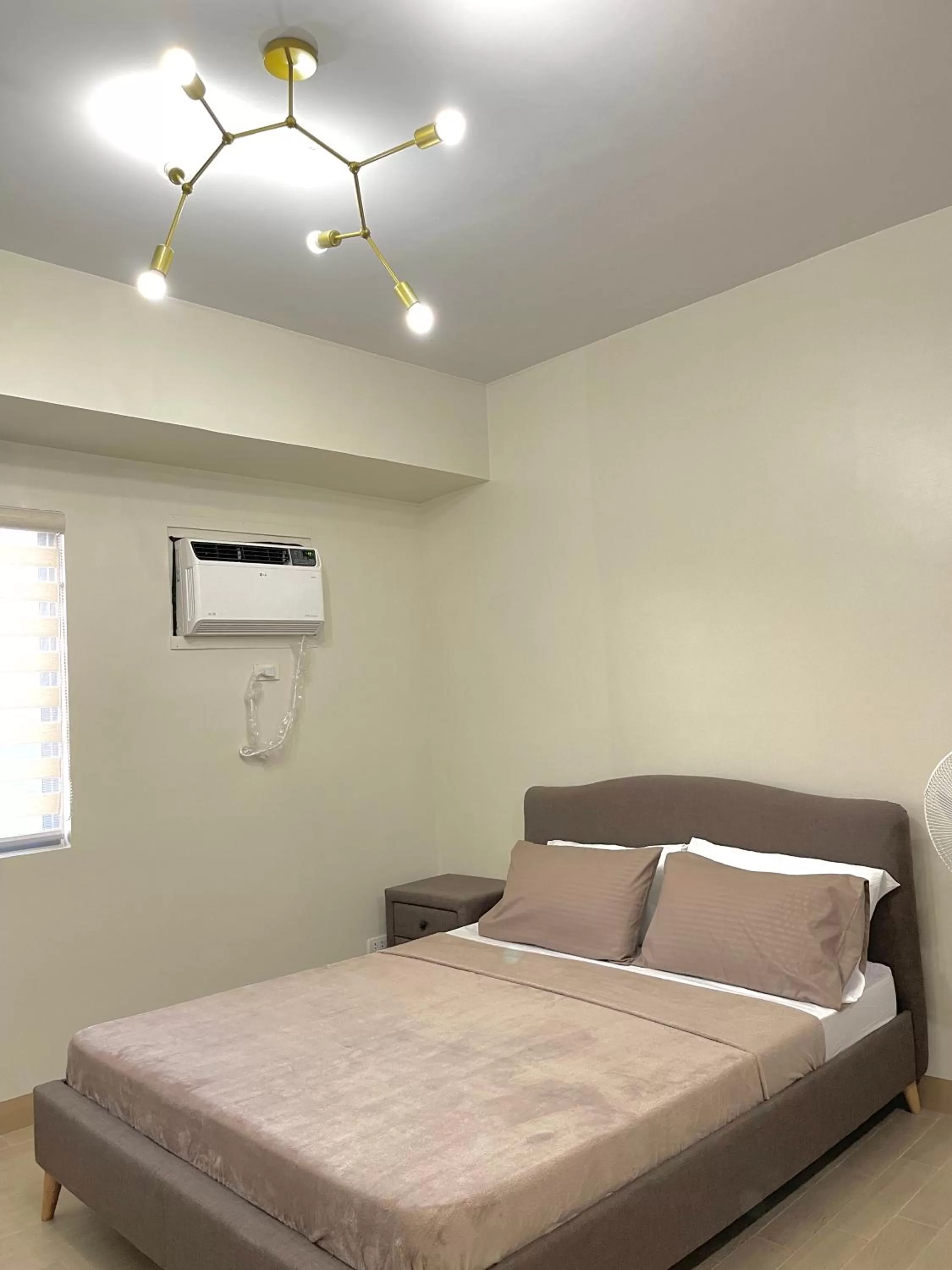 Bed in Cubao, Quezon City Condo Staycation (wifi and netflix ready)