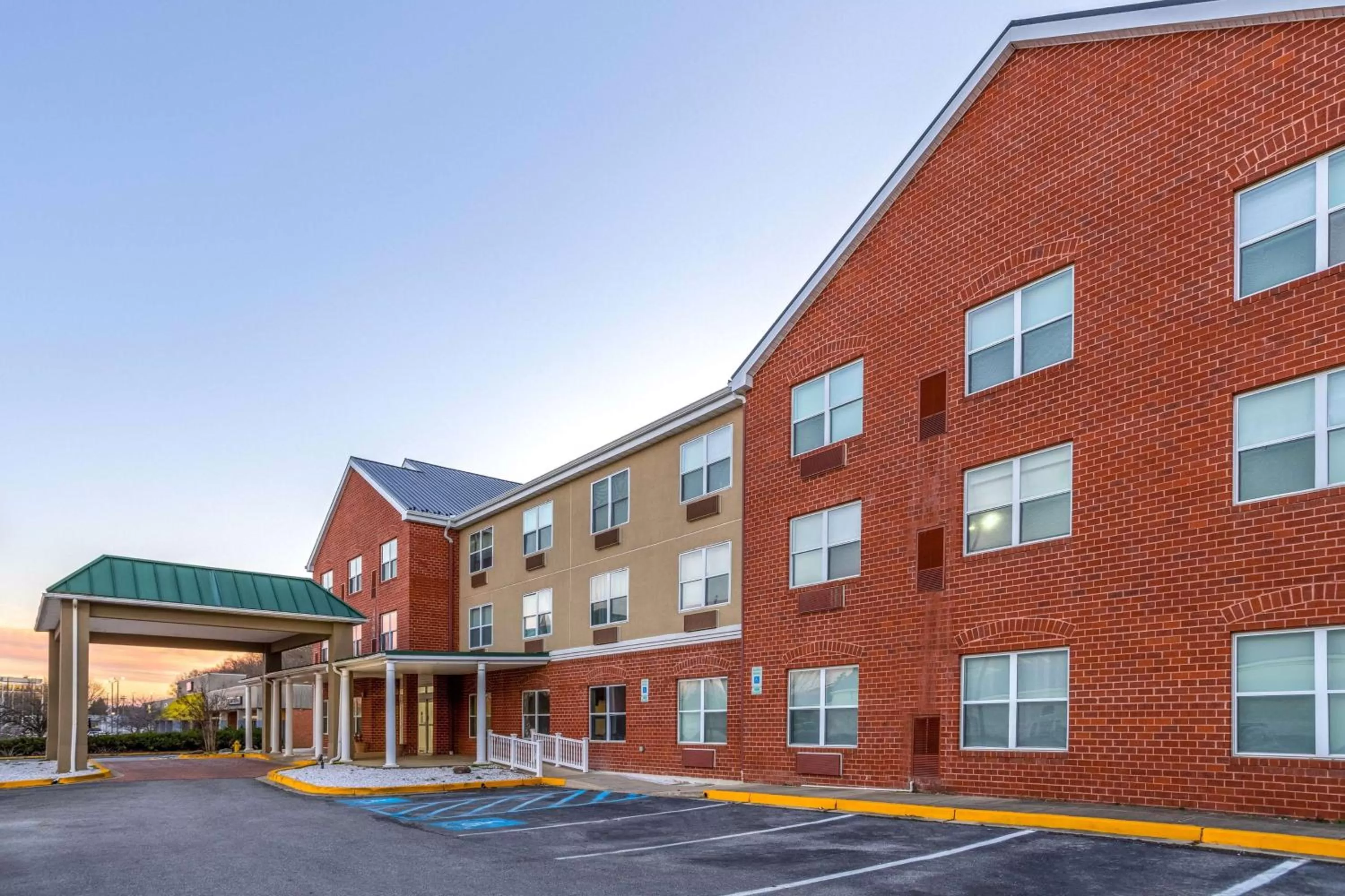 Property building in Wingate by Wyndham Waldorf - Washington DC Area