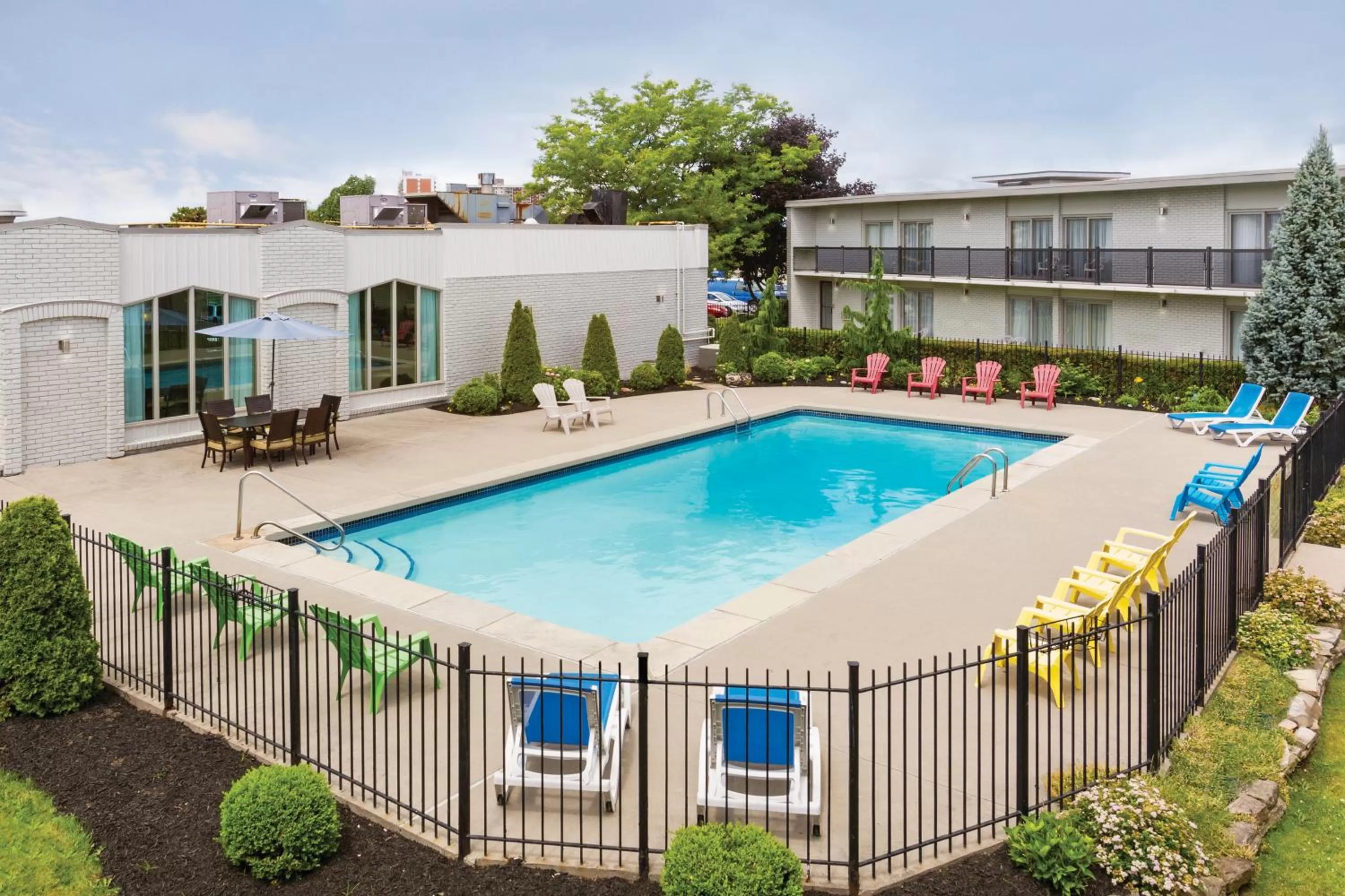 Swimming pool in Days Inn by Wyndham London