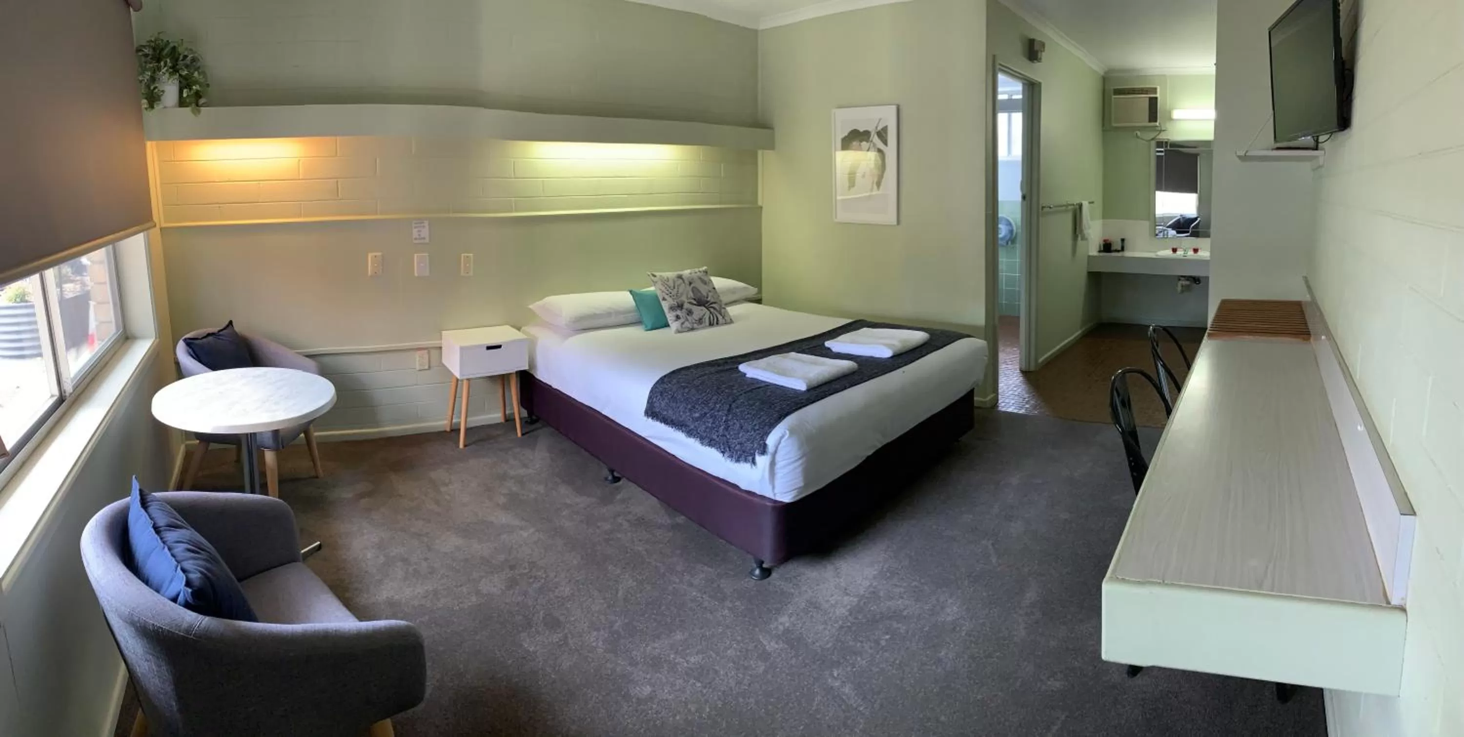 Photo of the whole room, Bed in Finley Country Club Hotel Motel