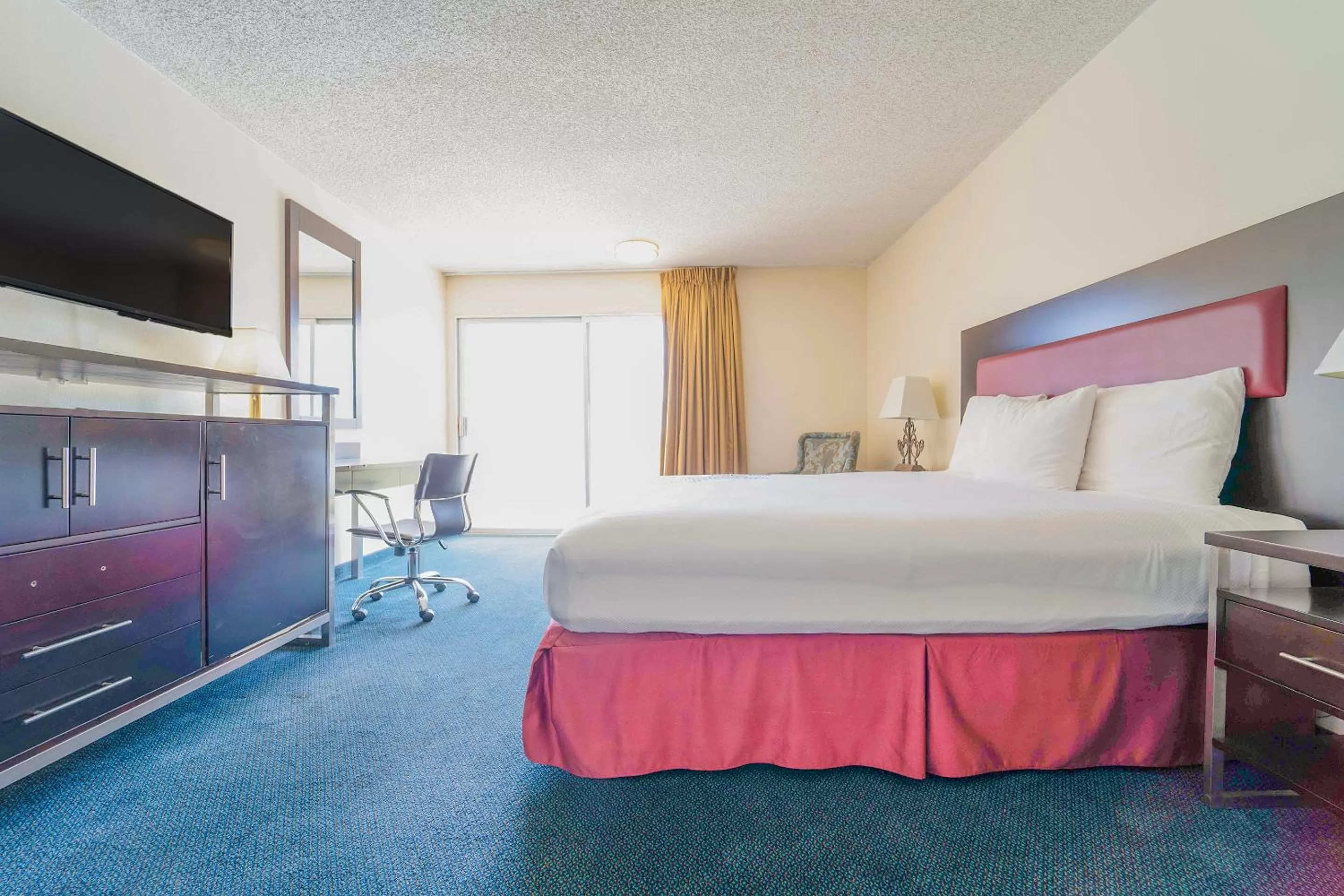 Bedroom, Bed in Royal Plaza Inn