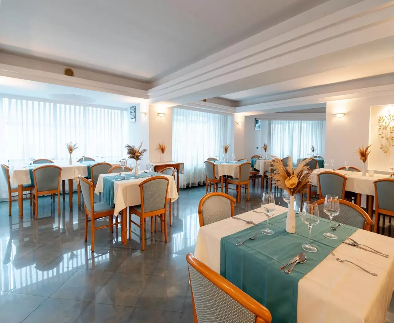 Restaurant/places to eat in Hotel Excelsior By TimHotels