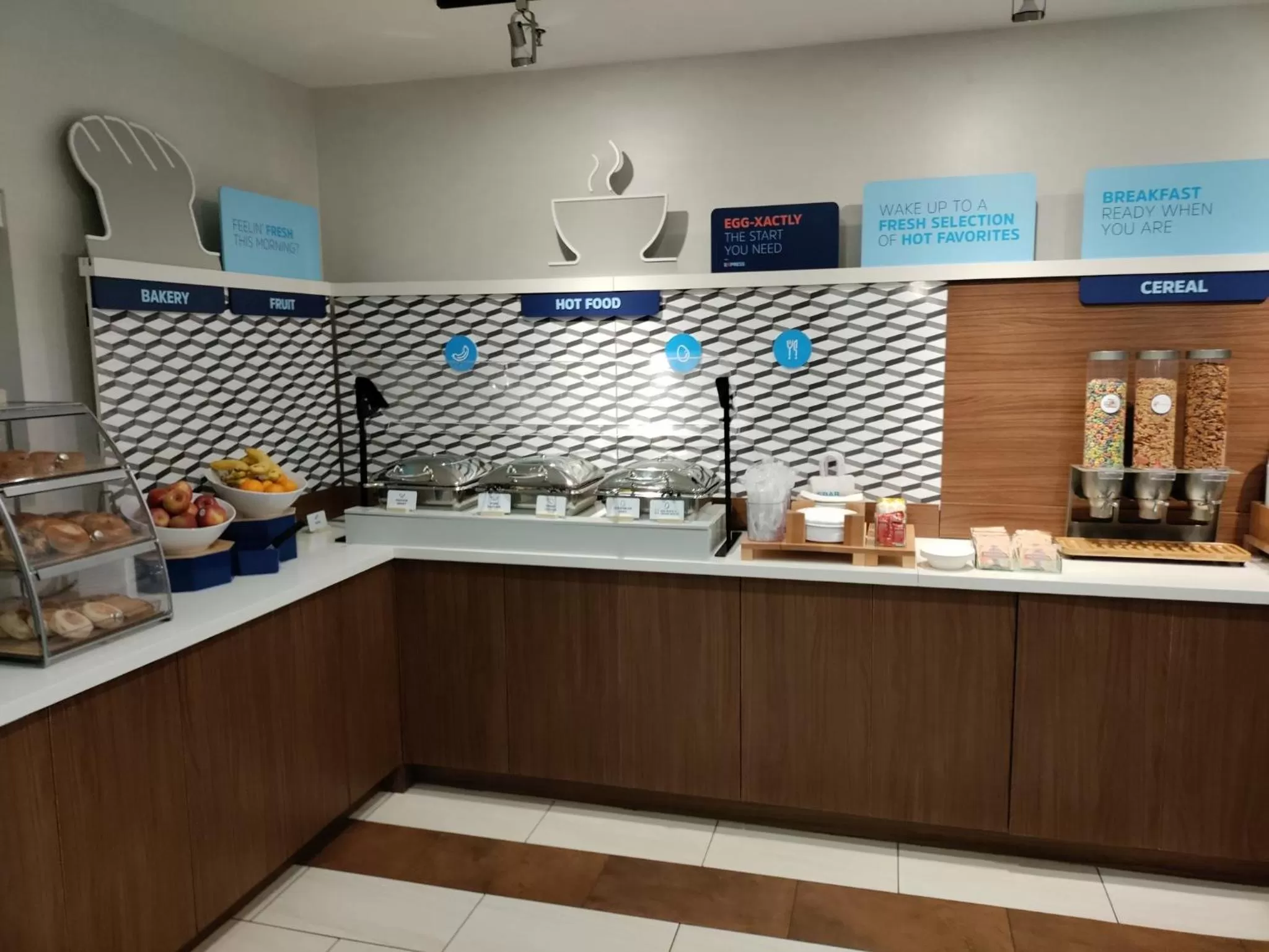 Breakfast in Holiday Inn Express Newberg - Wine Country by IHG