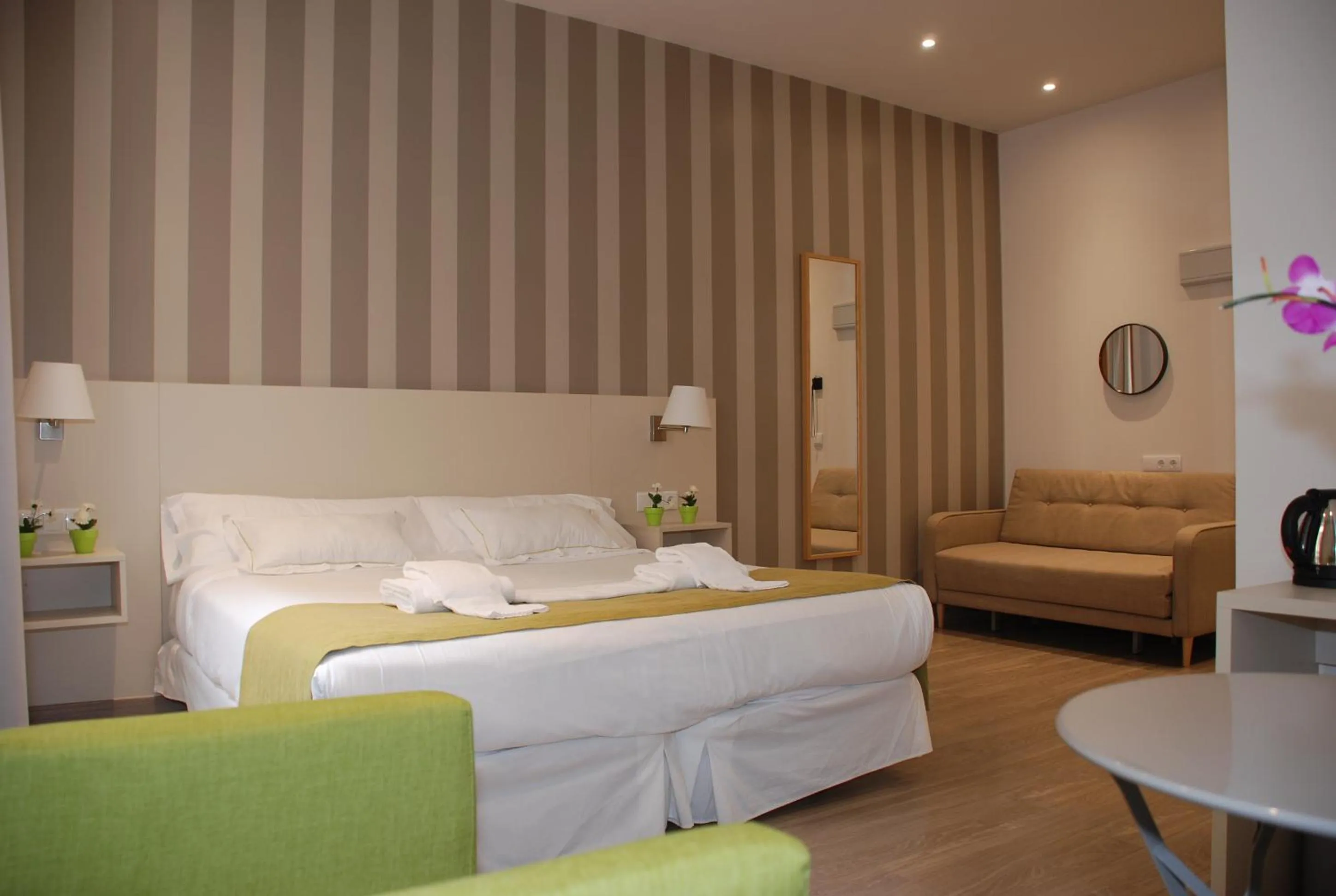 Photo of the whole room, Bed in Hotel San Lorenzo Boutique Plaza