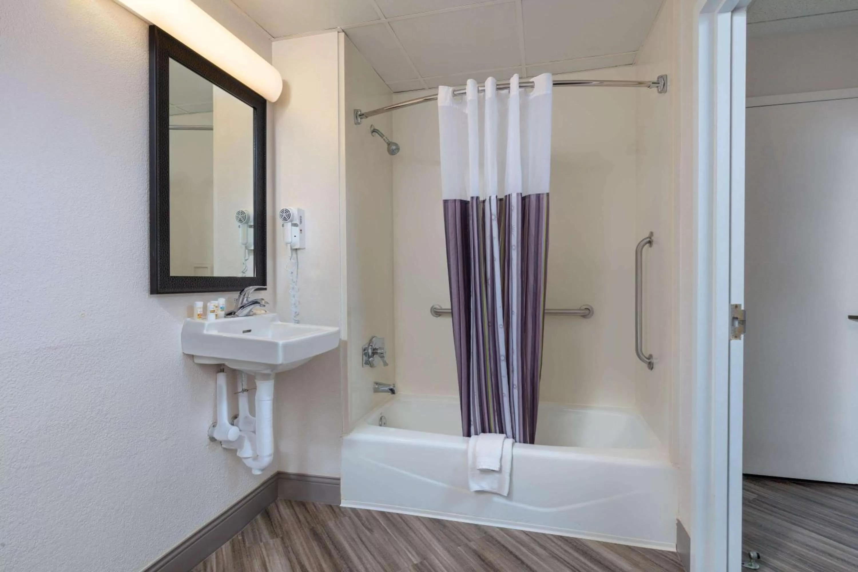 Bathroom in La Quinta by Wyndham Clifton/Rutherford