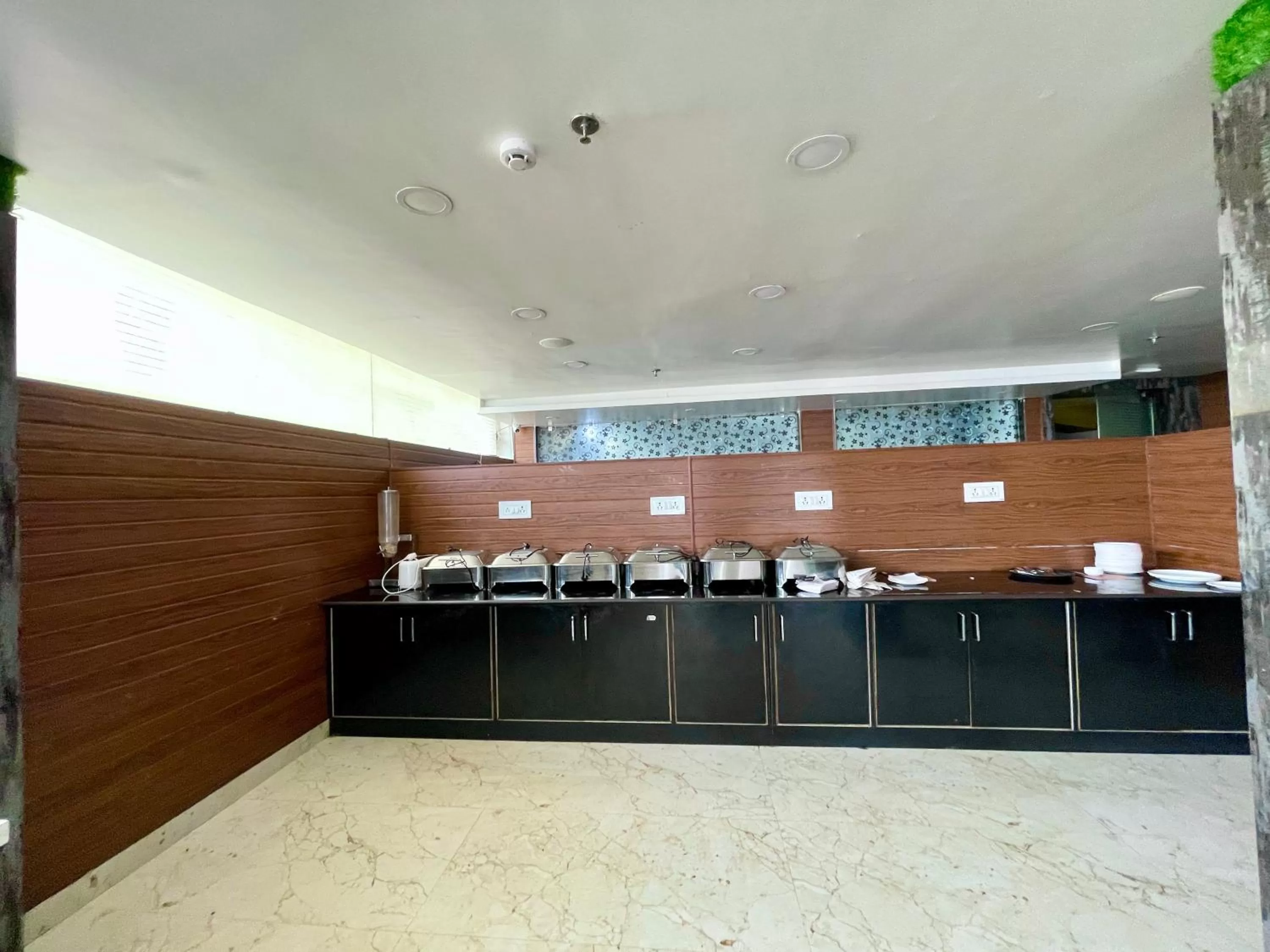 Restaurant/places to eat, Kitchen/Kitchenette in Hotel TBS sea view ! Puri