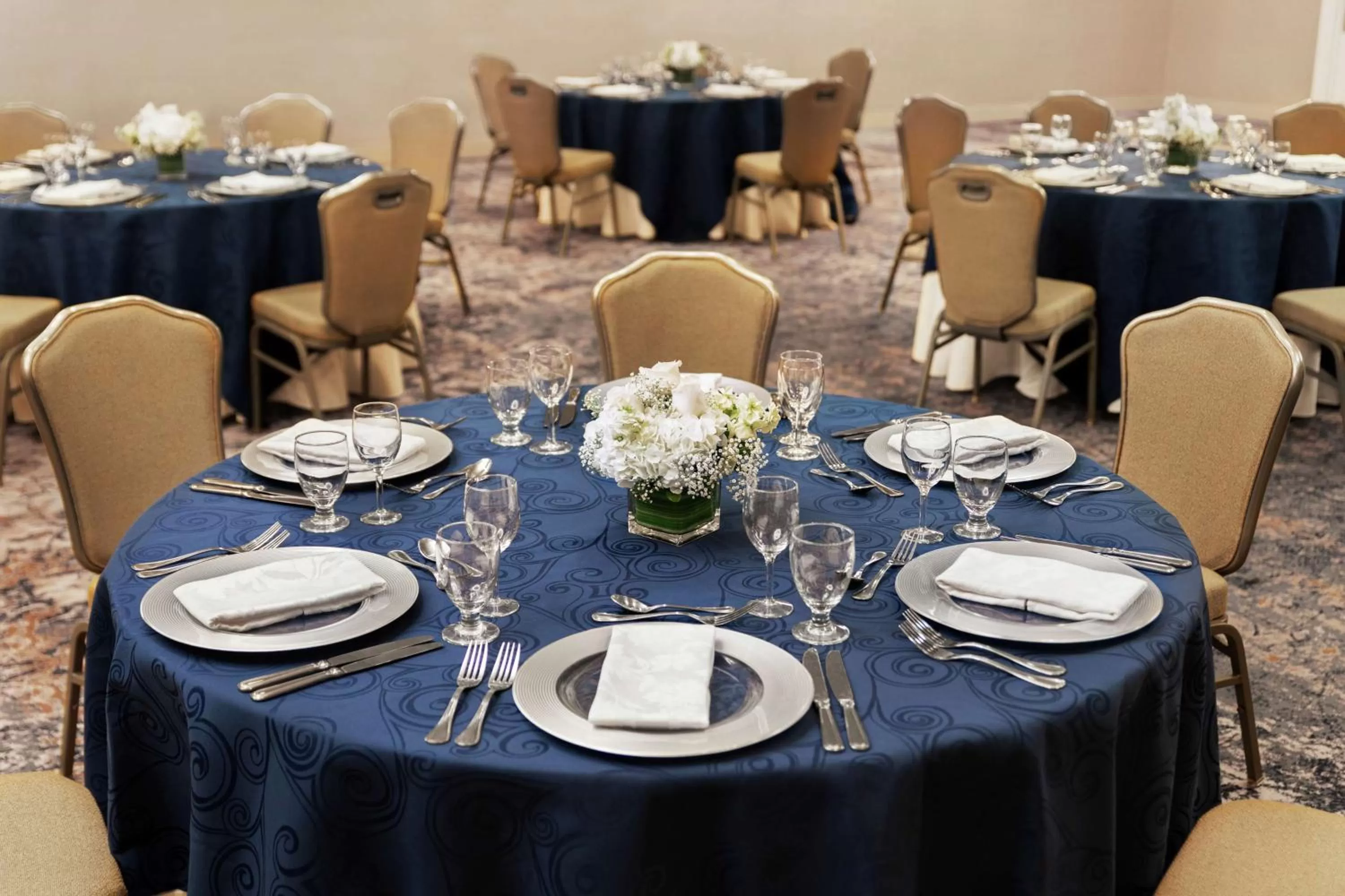 Dining area in DoubleTree by Hilton McLean Tysons