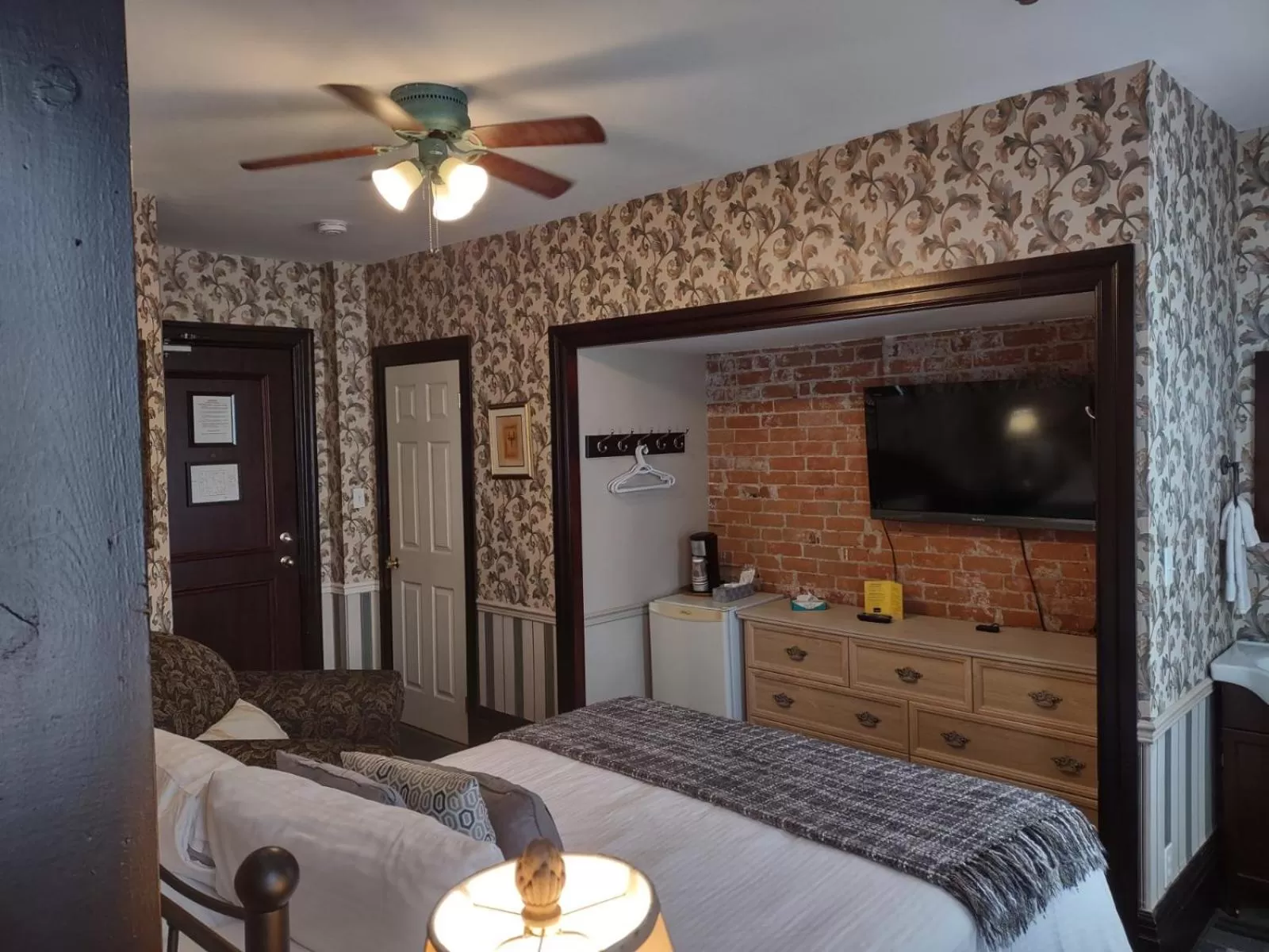 TV and multimedia, TV/Entertainment Center in The King George Inn