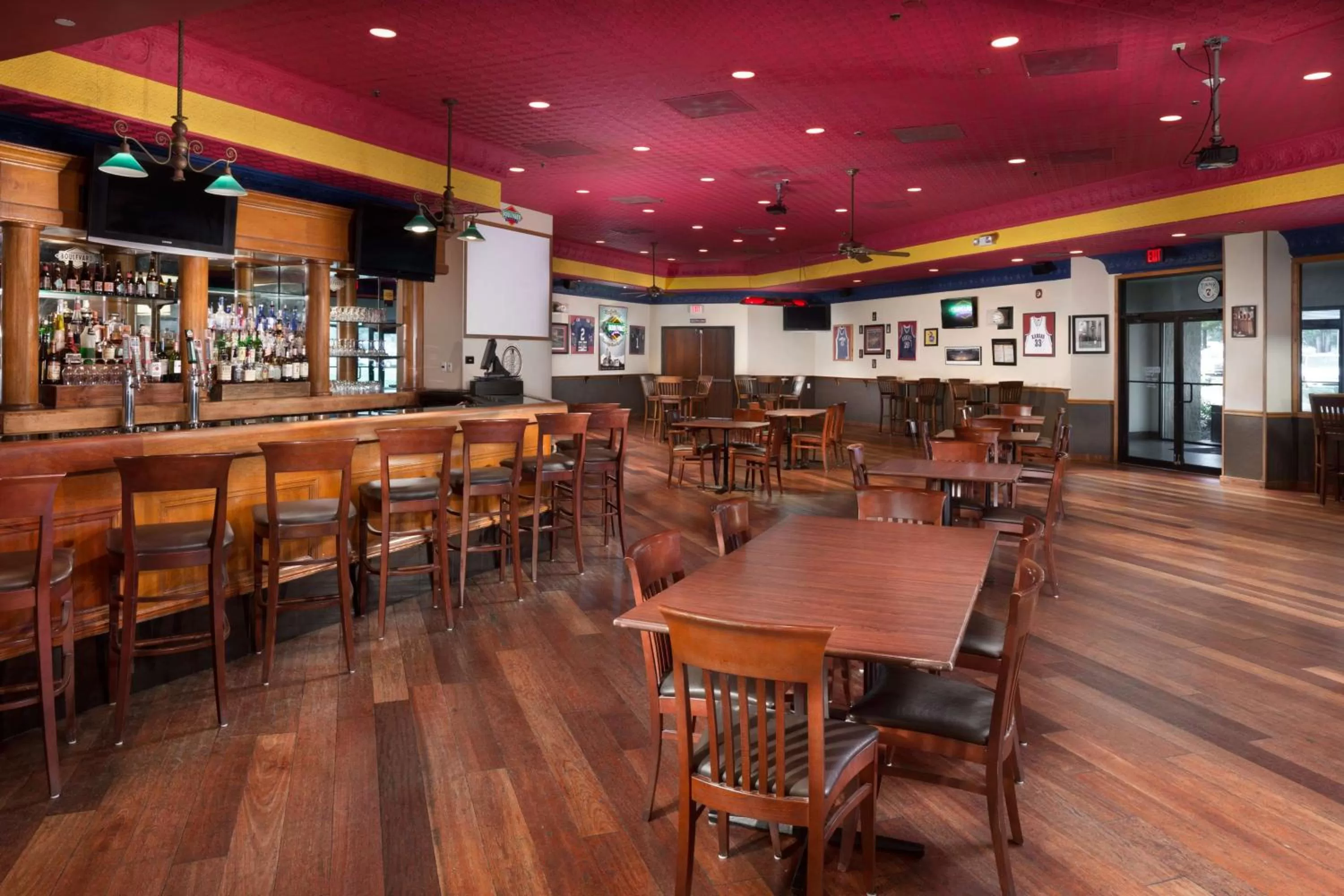 Restaurant/places to eat in DoubleTree by Hilton Lawrence