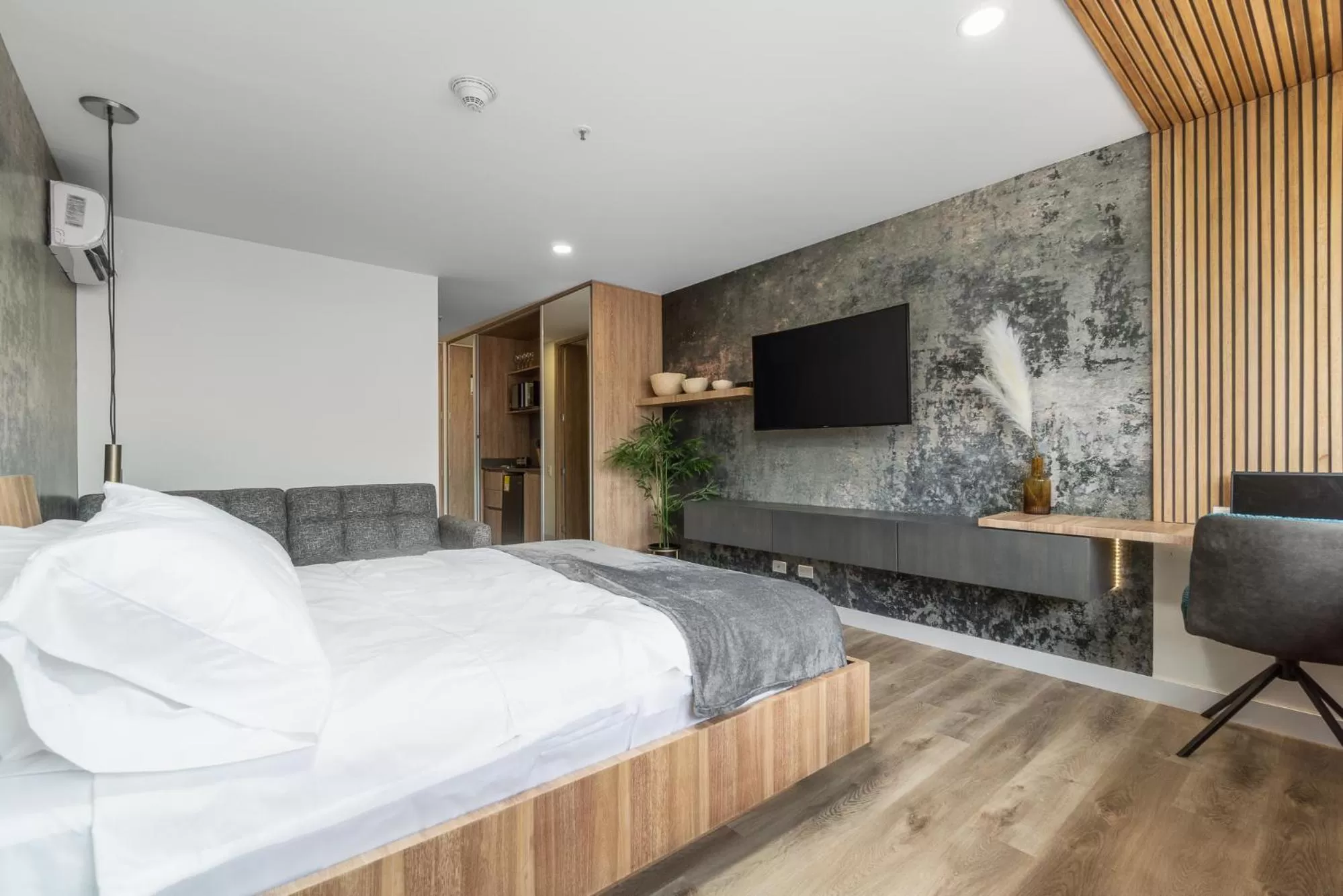 TV and multimedia, Bed in Apartamentos Go Living & Suites by HOUSY HOST