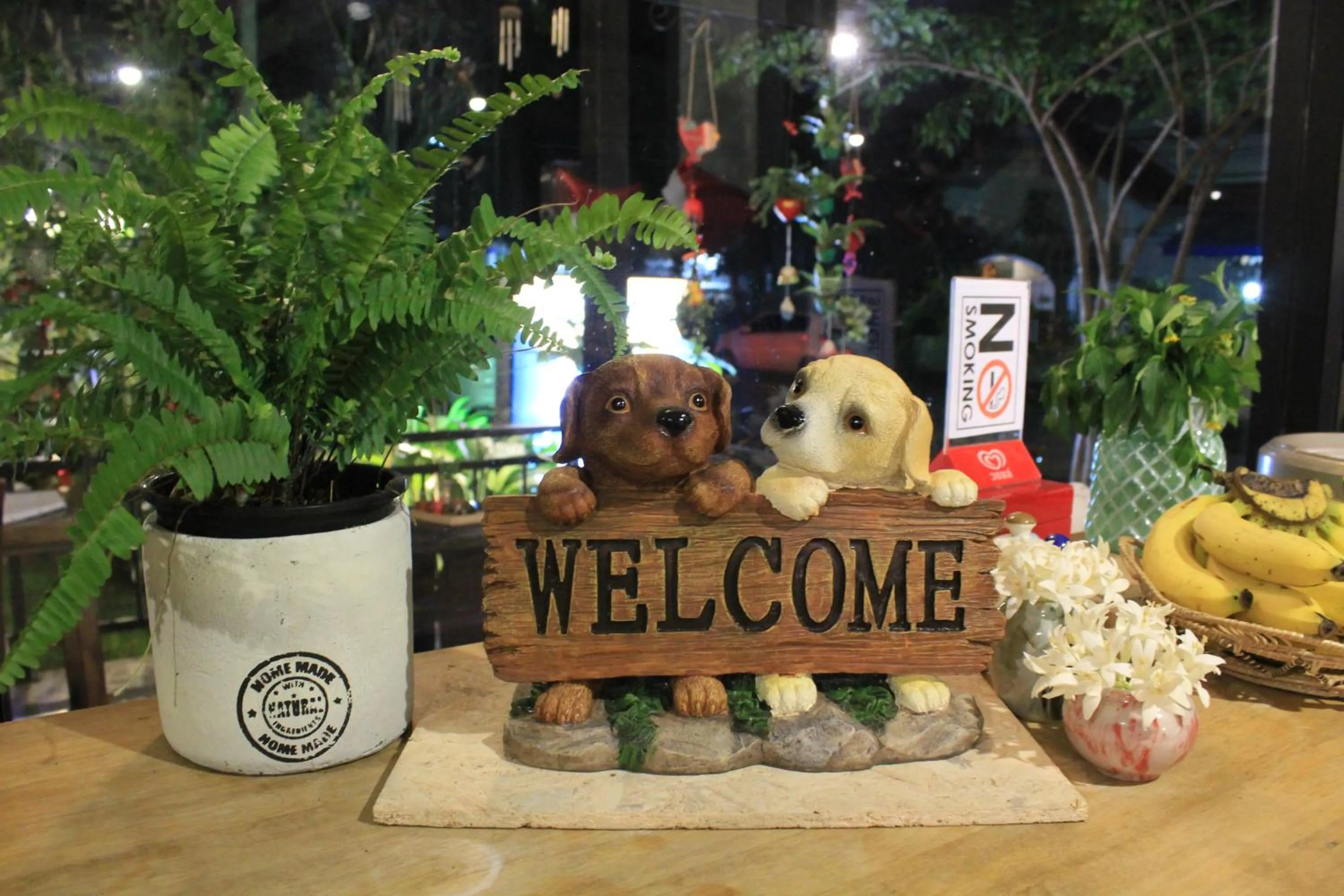 Facade/entrance in Eat n Sleep