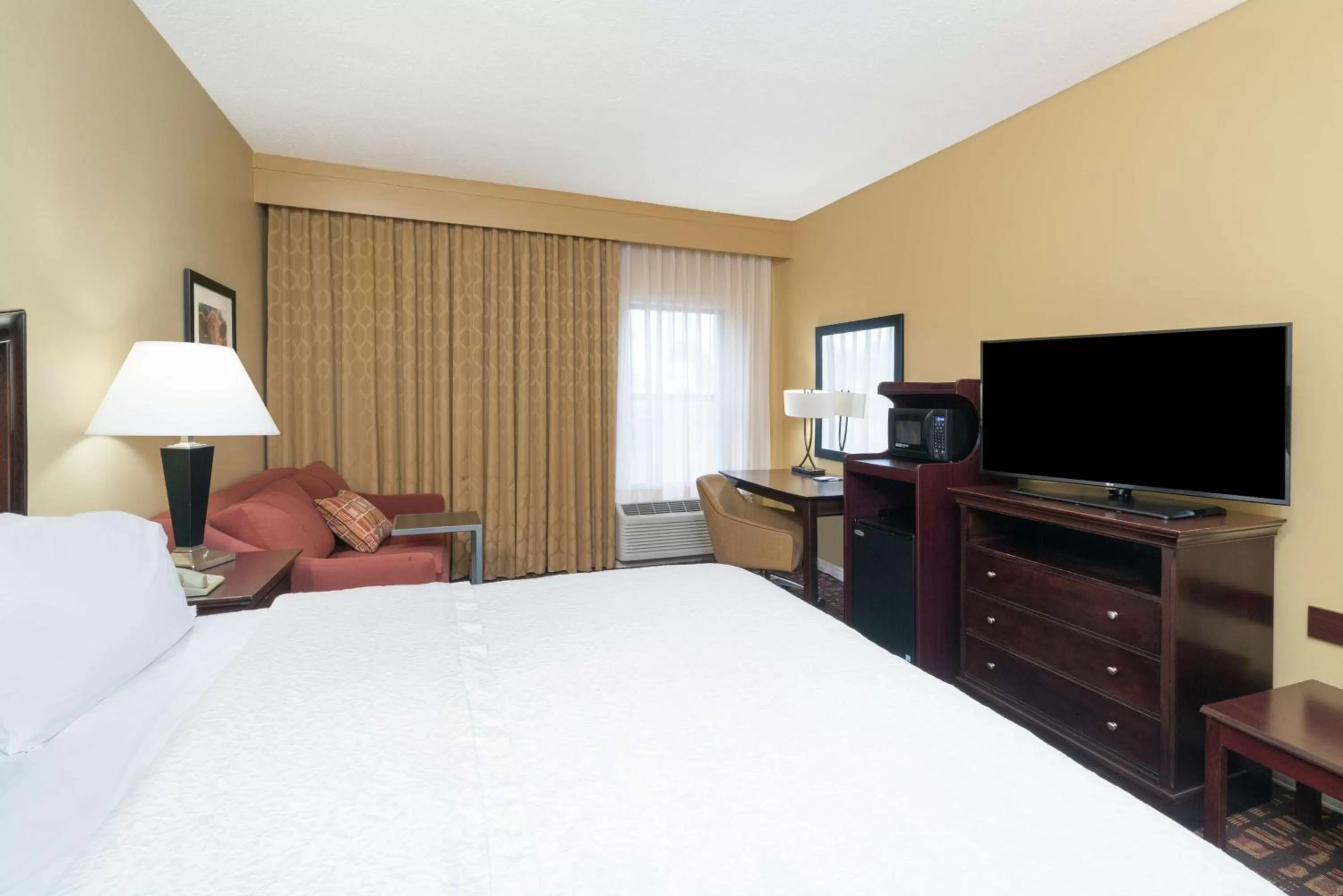 Bedroom, Bed in Hampton Inn Corydon