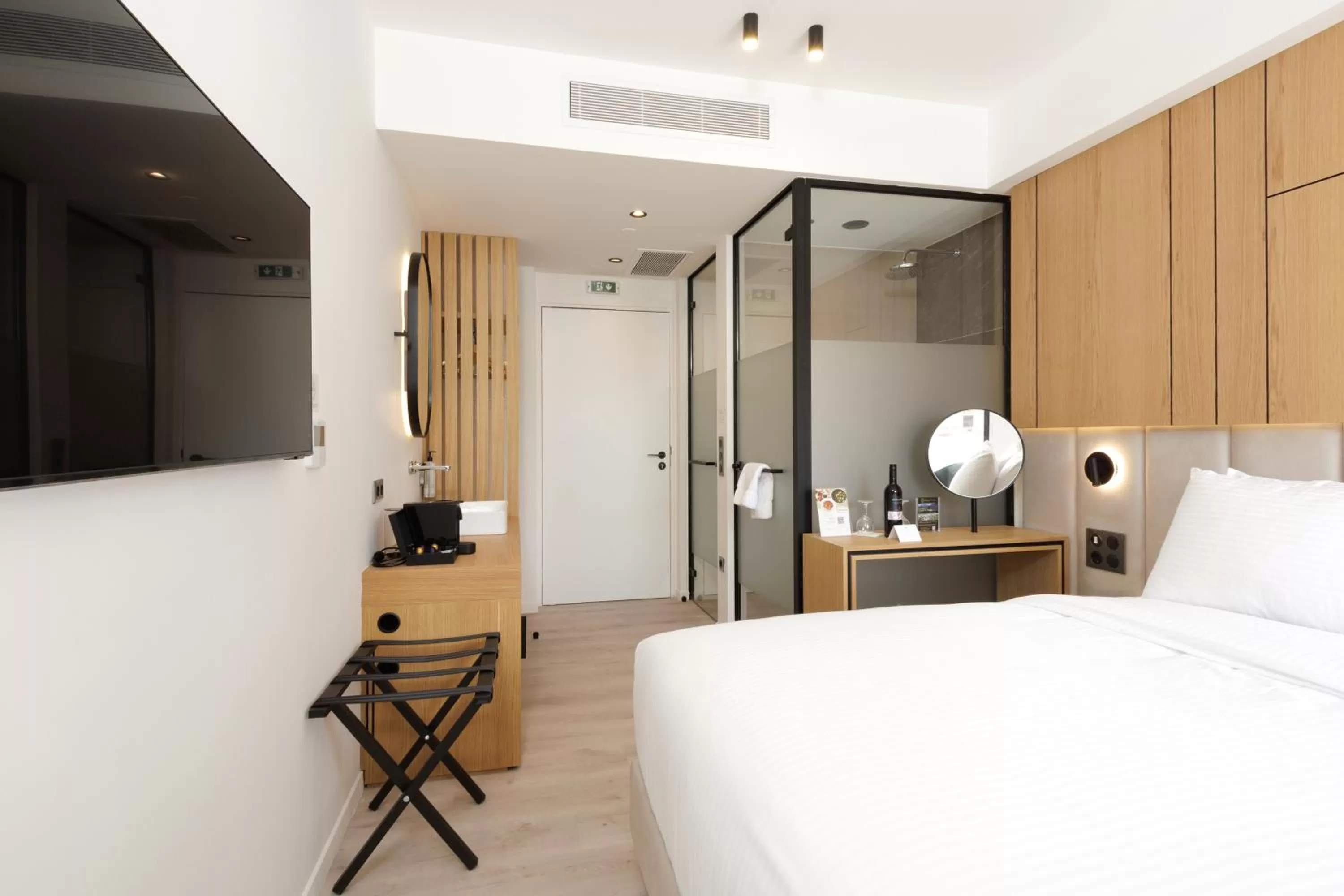 Shower, Bed in Hilton Garden Inn Athens Syggrou Avenue