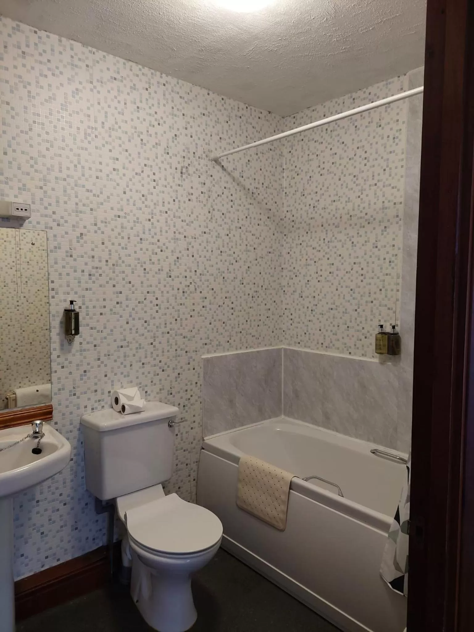 Bathroom in Twa Dogs Inn