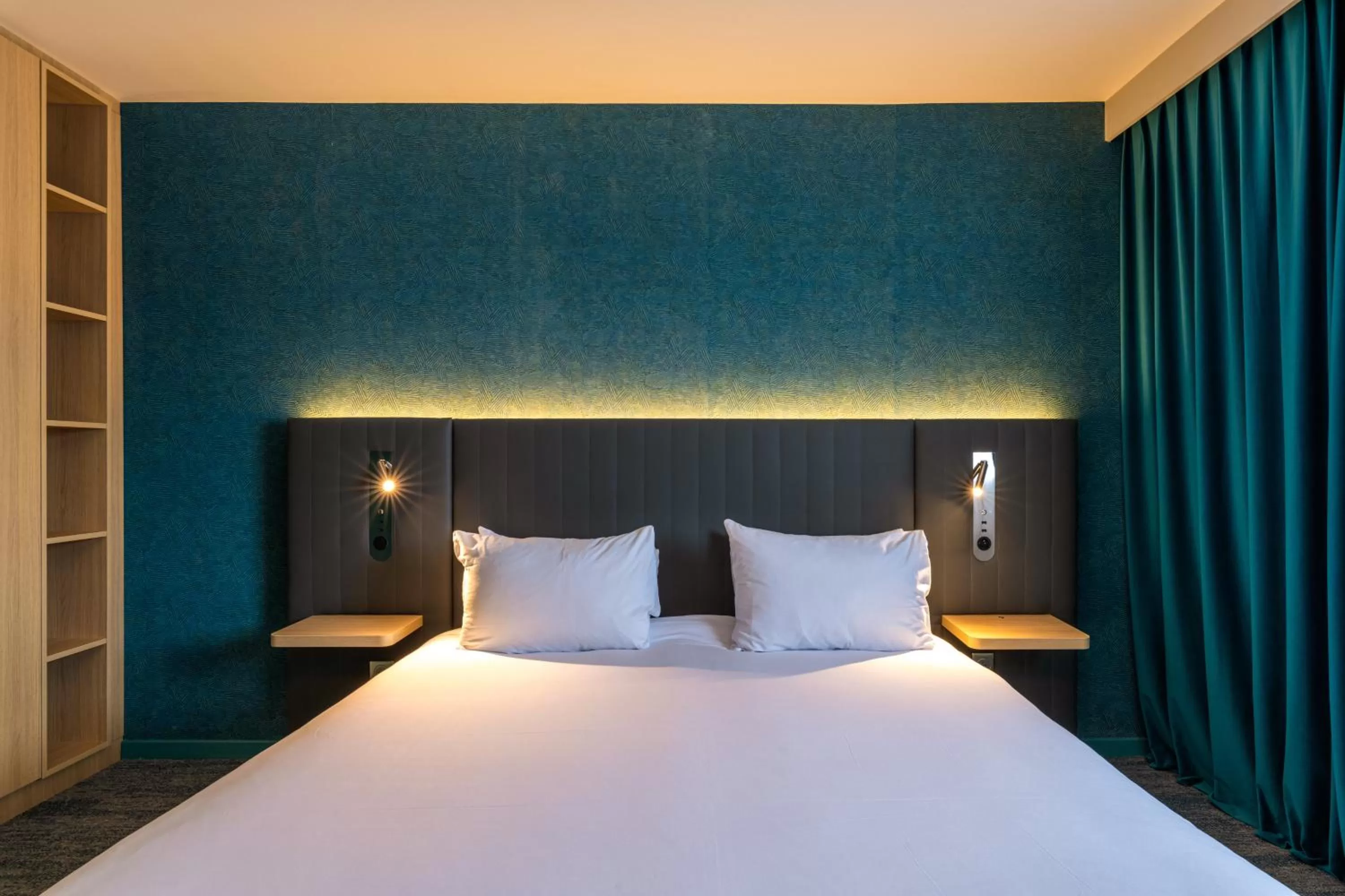 Photo of the whole room, Bed in Holiday Inn Reims Centre by IHG