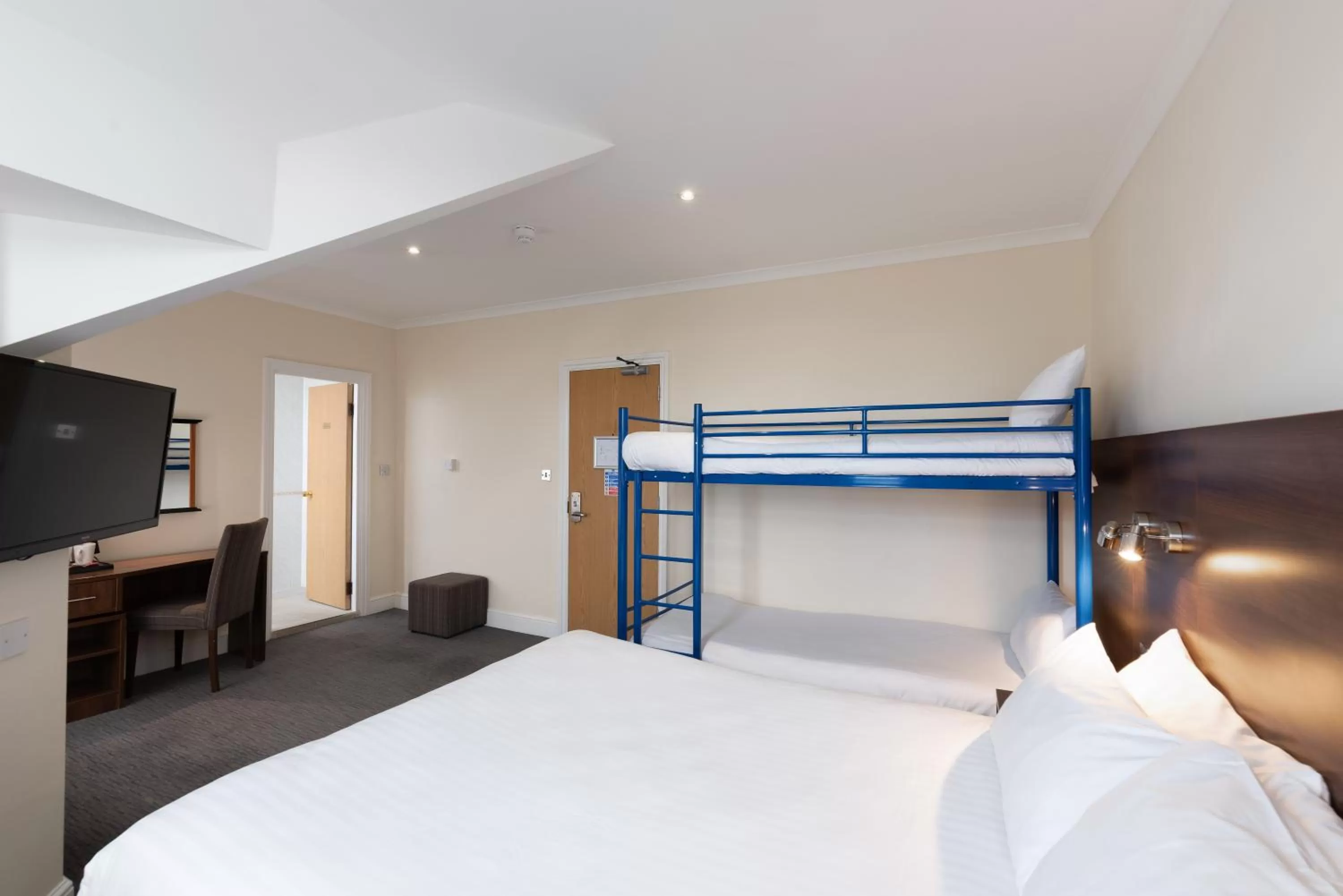 Photo of the whole room, Bed in Best Western Carlton Hotel
