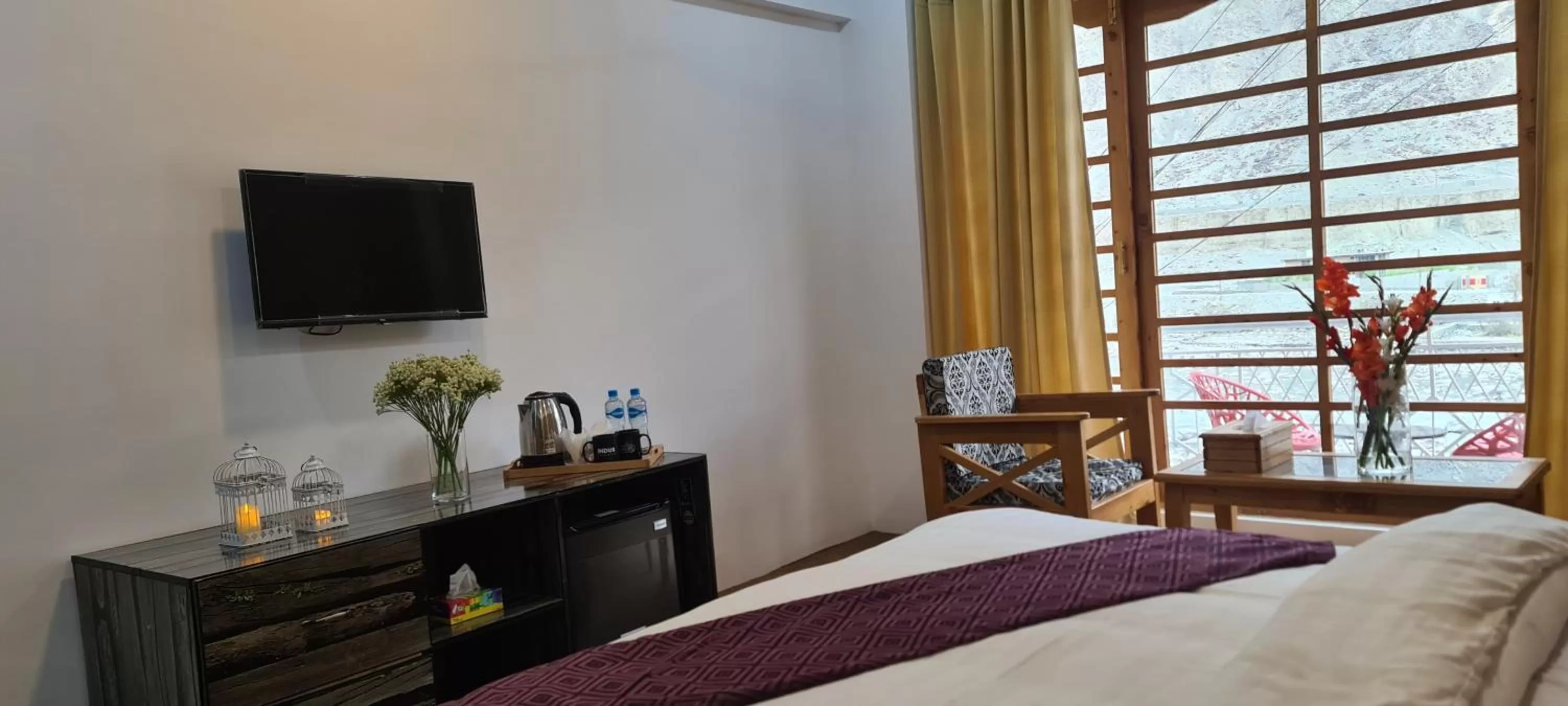 Communal lounge/ TV room in Indus Lodges Gilgit