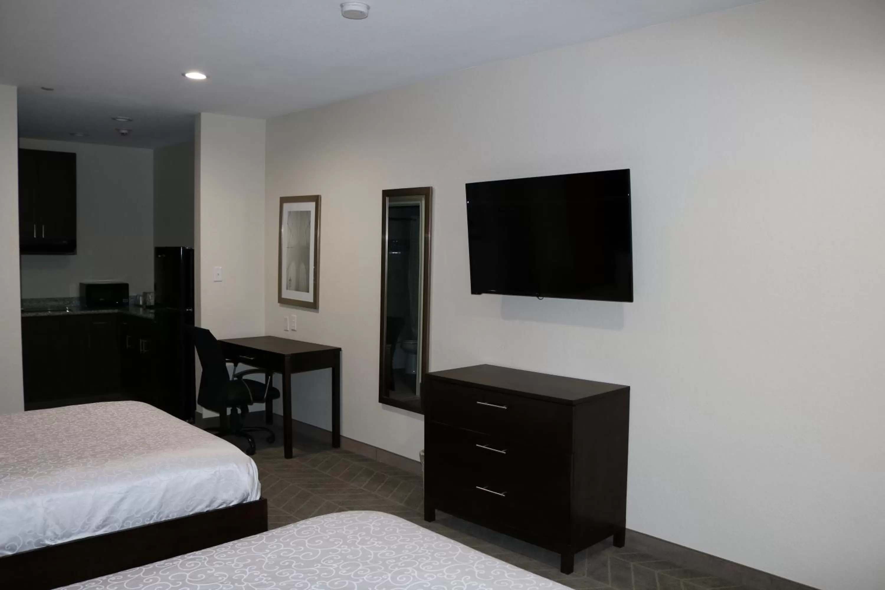 Photo of the whole room, Bed in Scottish Inn & Suites - IAH Airport