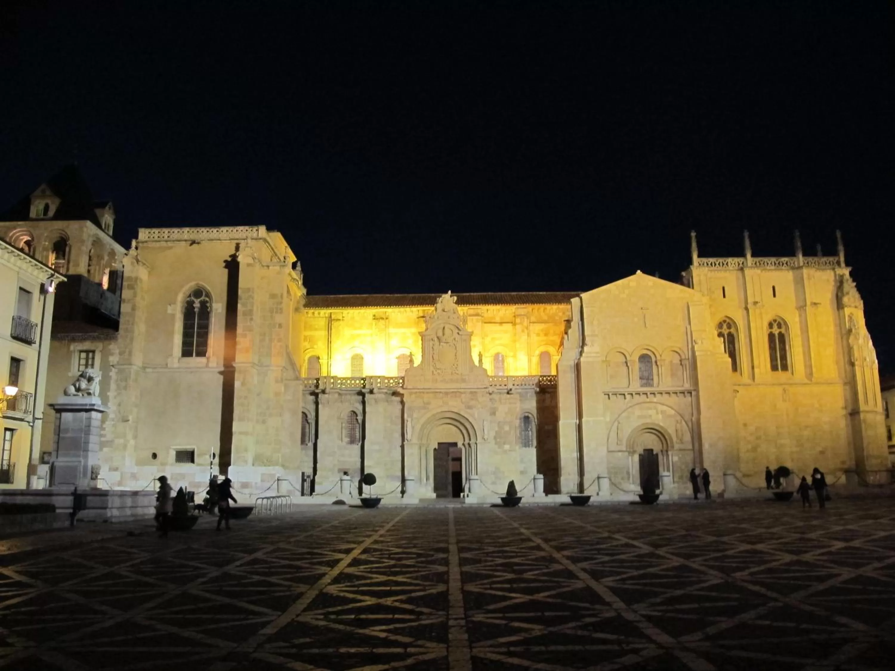 Nearby landmark, Property Building in Pensión Blanca B&B