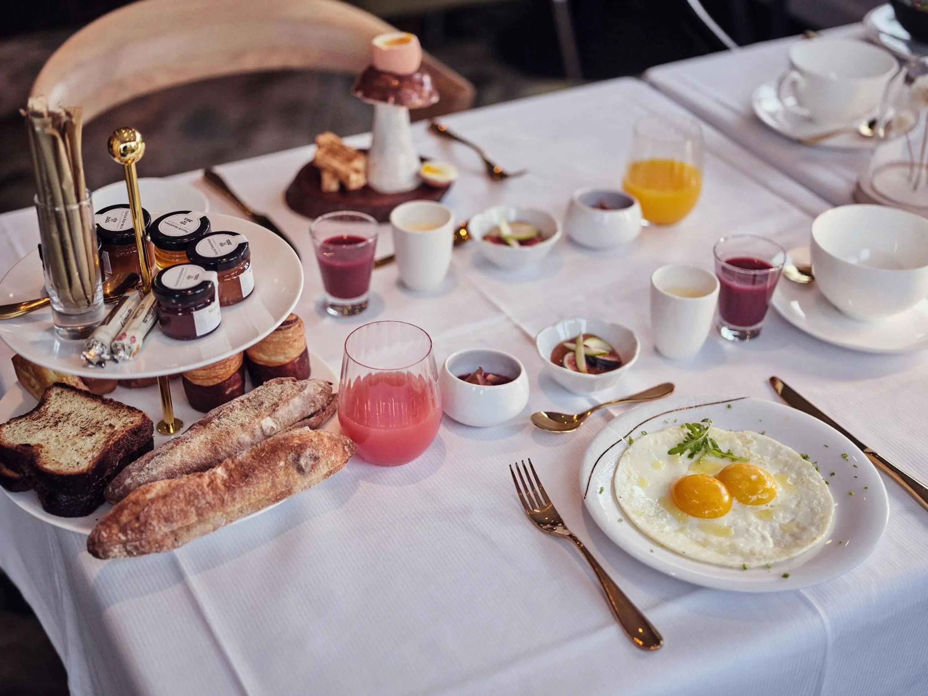 Breakfast in La Pyramide - Maison Henriroux