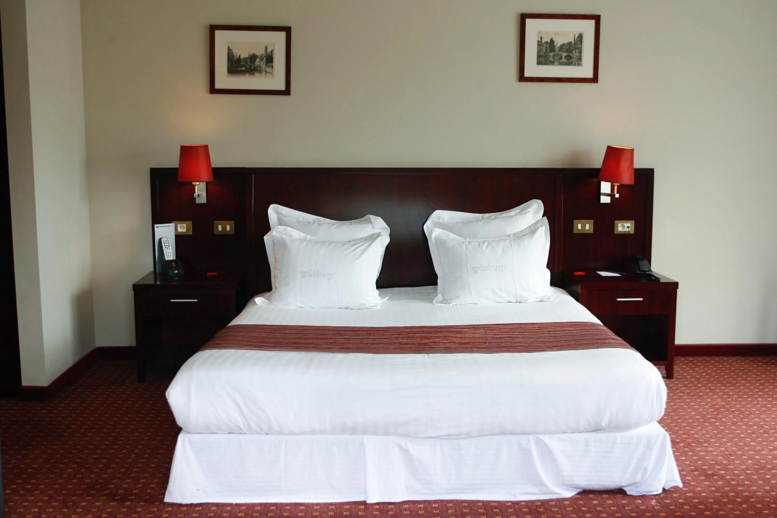 Bed in Hotel Restaurant Weinebrugge