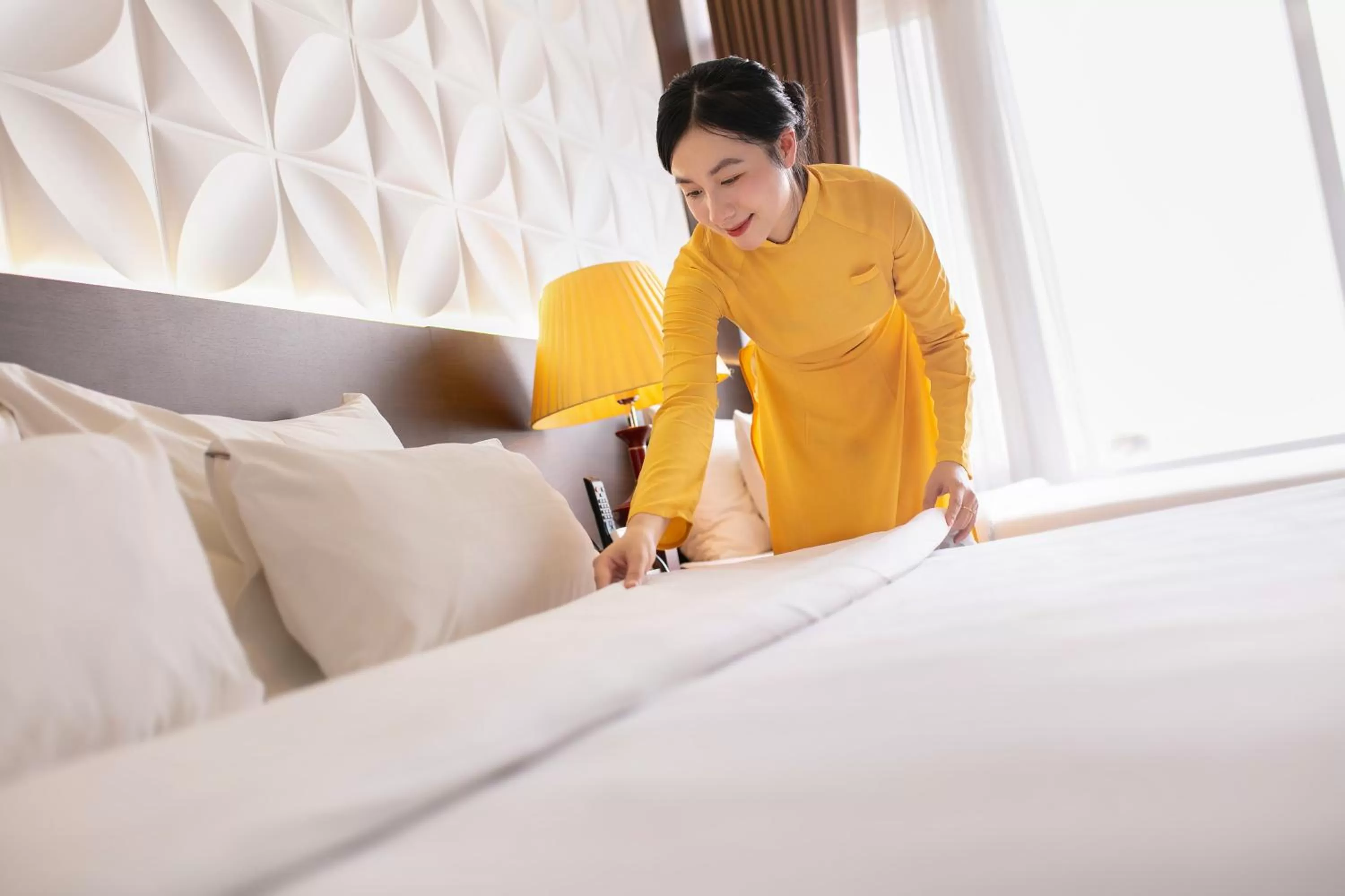 Staff, Bed in Hanoi Diamond King Hotel & Travel