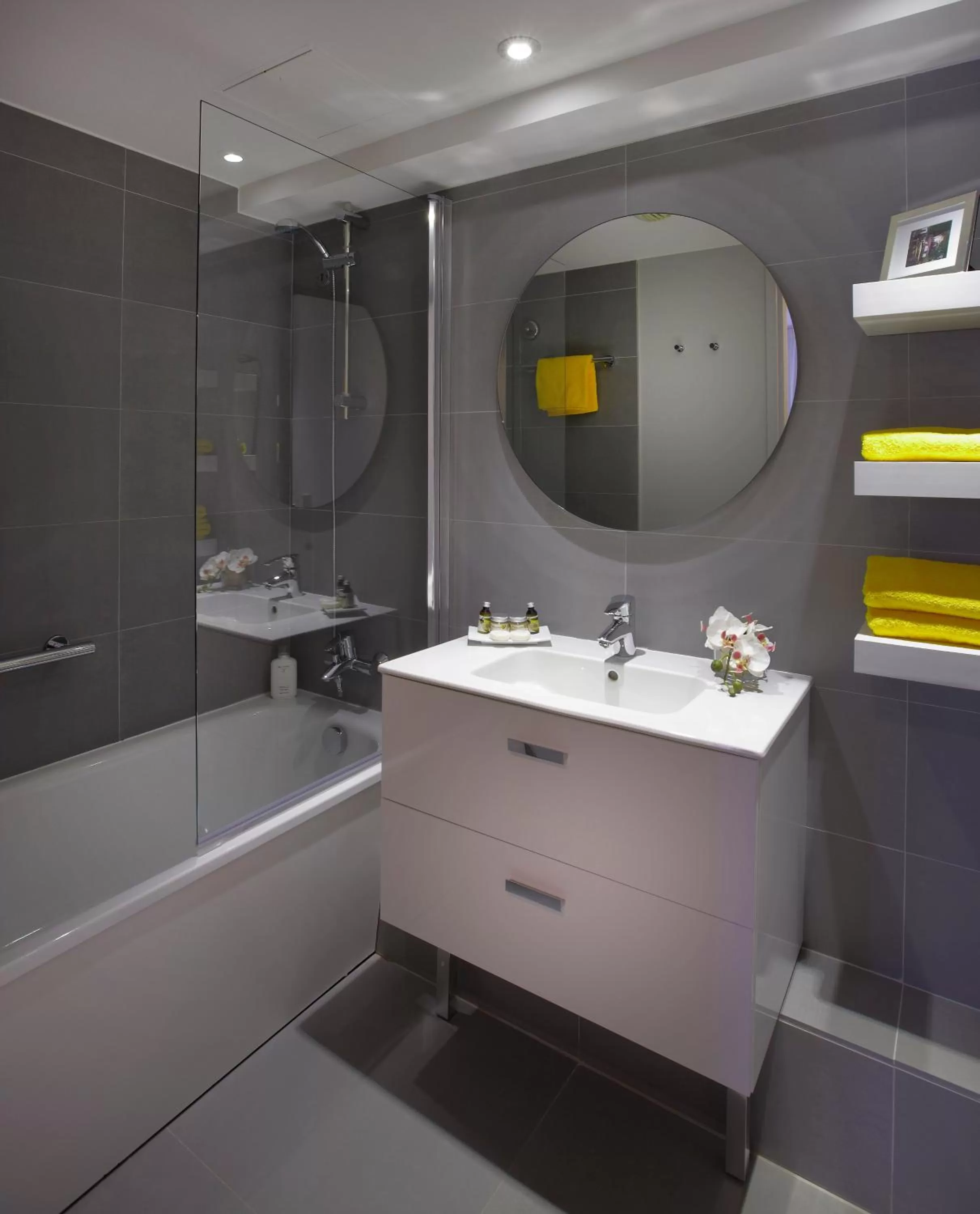 Bathroom in Citadines Place d'Italie Paris