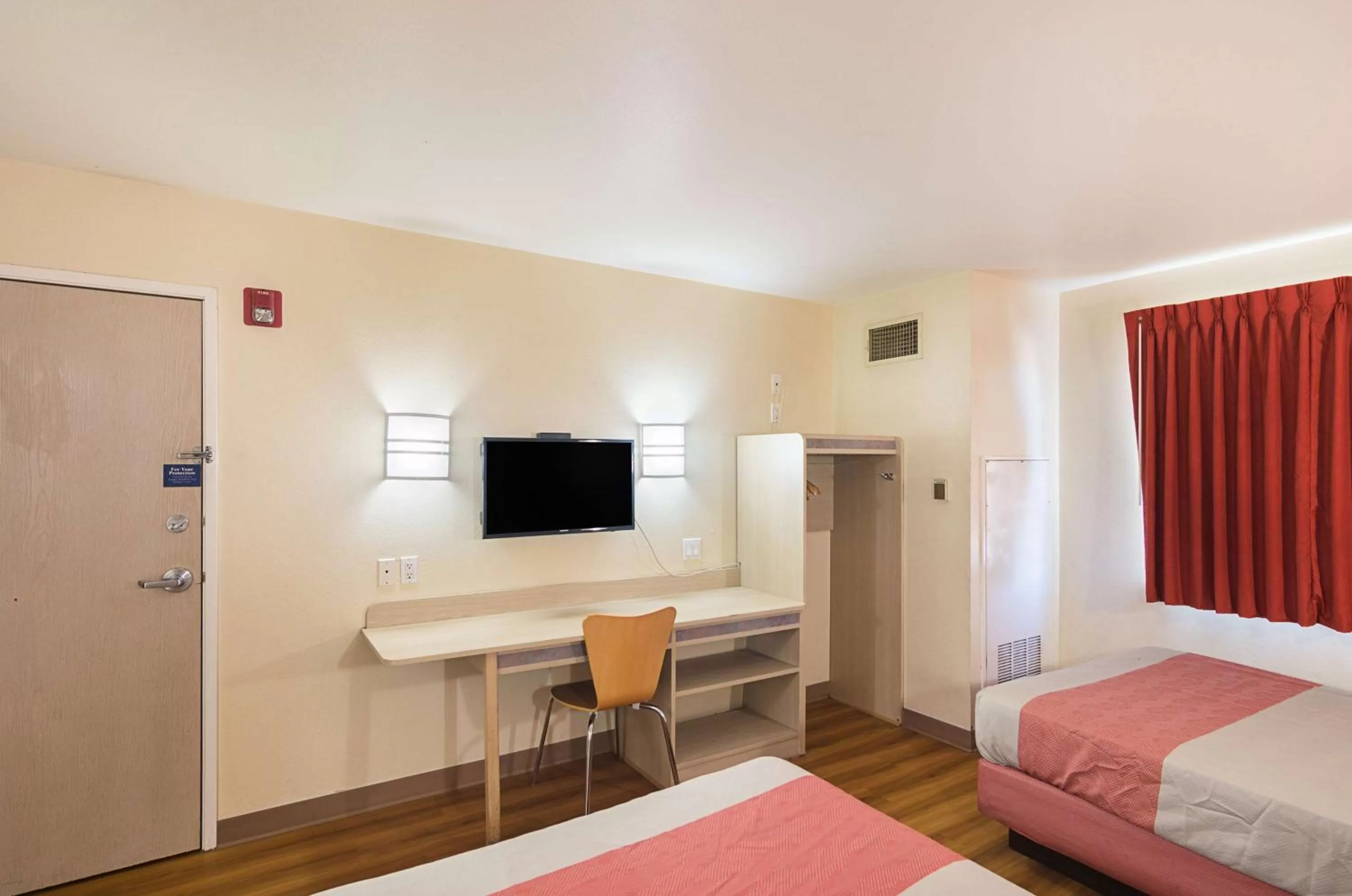 TV and multimedia, Bed in Motel 6-Terrell, TX