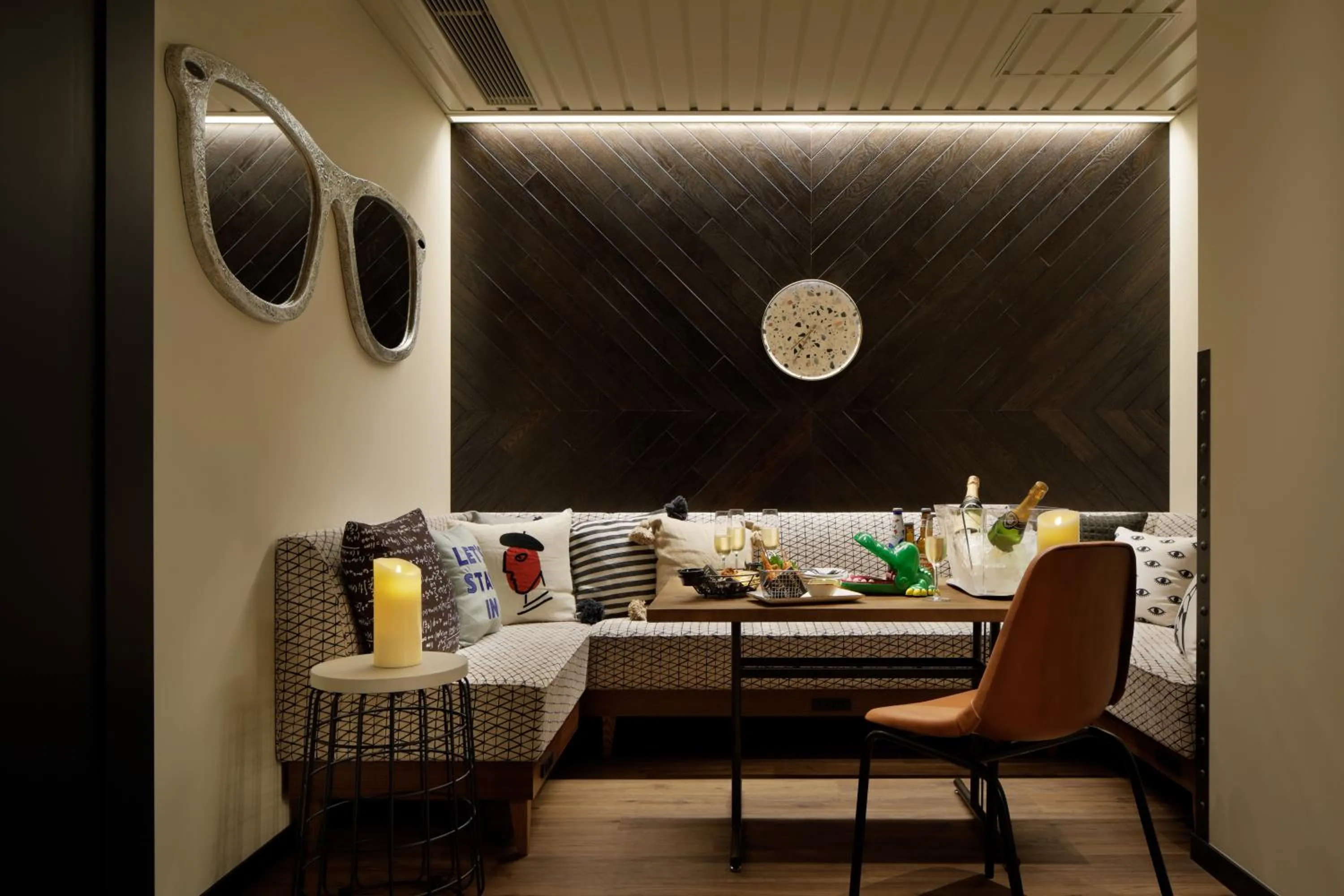 Meeting/conference room, Bed in Moxy Osaka Umeda