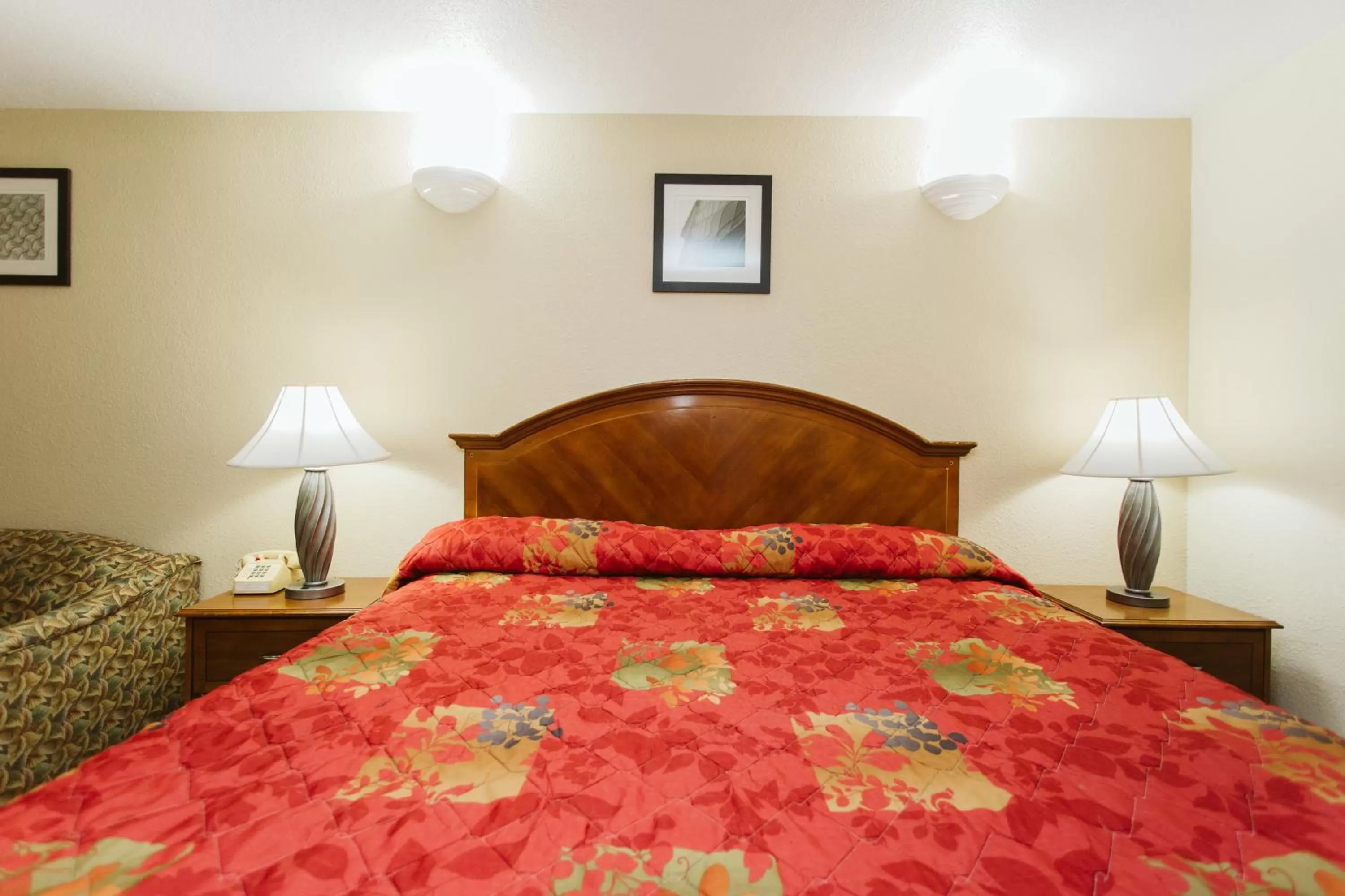 Photo of the whole room, Bed in Space City Inn