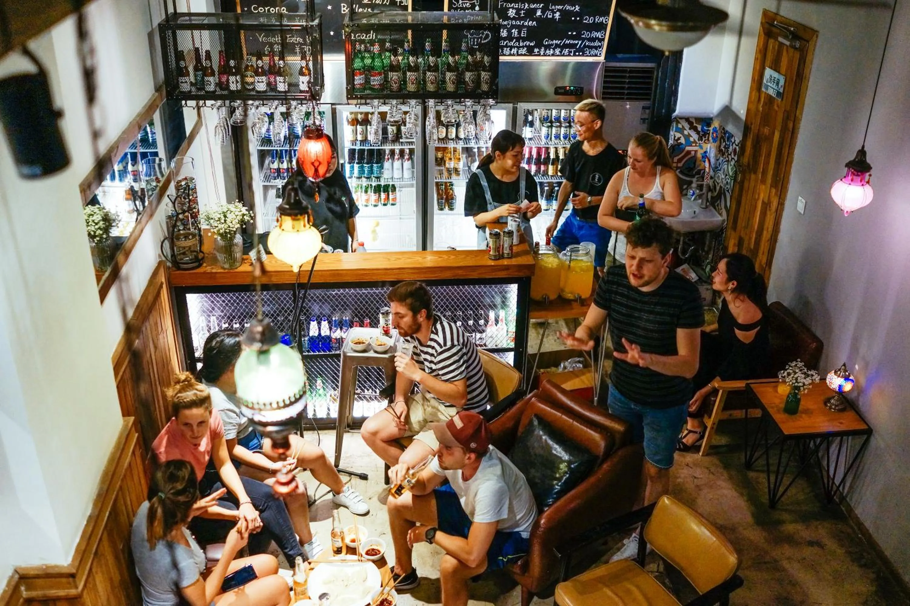 Lounge or bar in SONDERIA Lazybones Hostel- Wenshu Temple Side, Chill Hostel with All-Day Brunch, Travel Agency in English & Local Bar Vibes