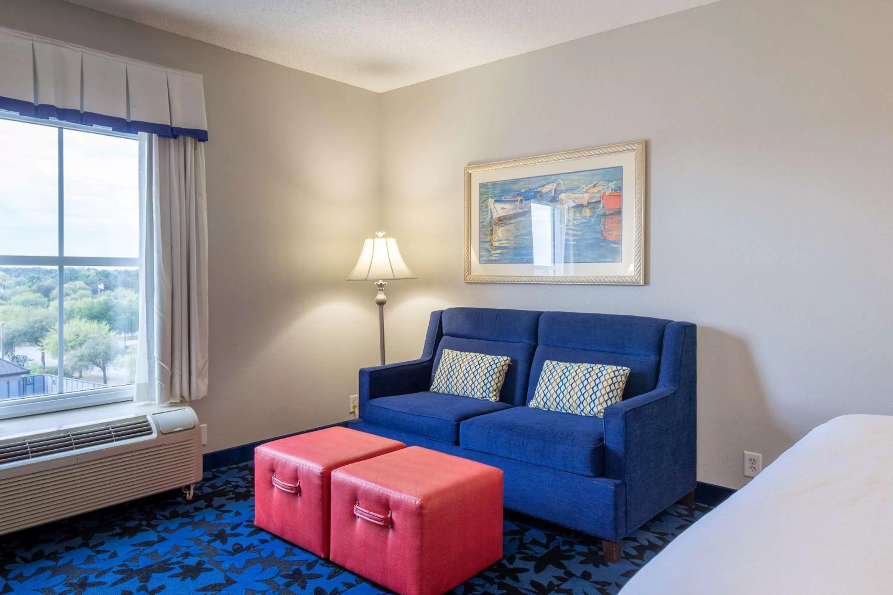 Living room, Bed in Hampton Inn & Suites Jacksonville Deerwood Park