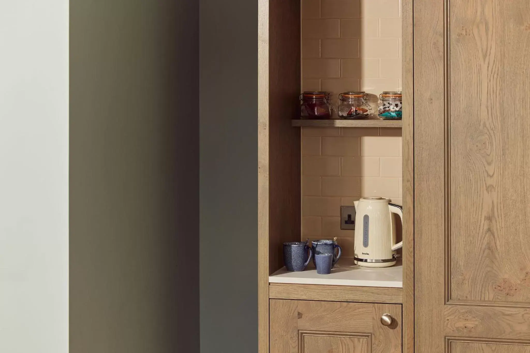 Queen Room - single occupancy - Disability Access in The Georgian, Haslemere, Surrey Queen Room - single occupancy - Disability Access in The Georgian, Haslemere, Surrey