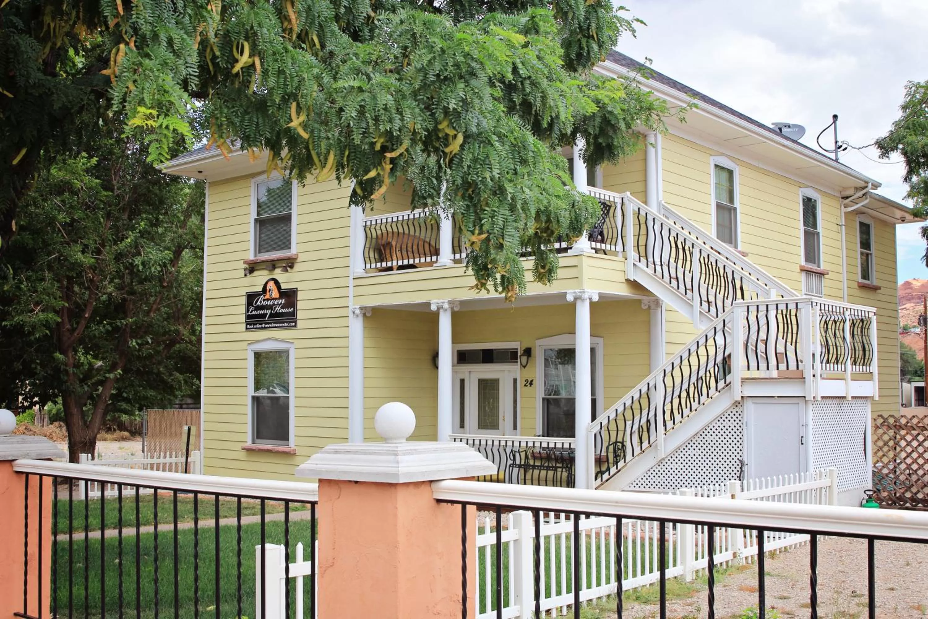 Property building in Bowen Motel